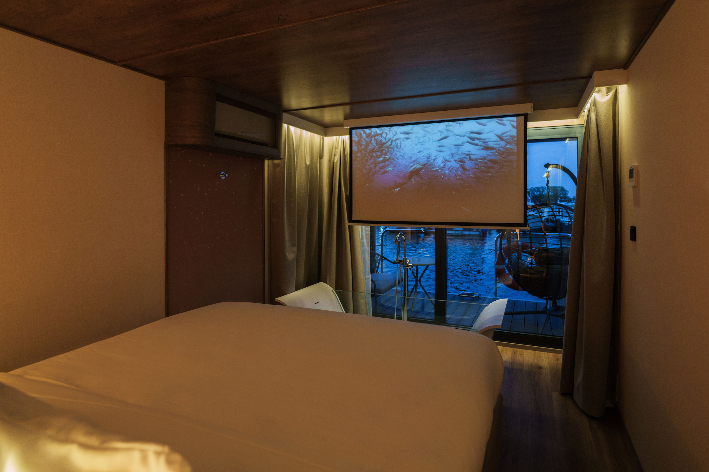 Suite flottante Supérieure — Maison insolite avec rooftop à Saint Fargeau (Seine-et-Marne) à Saint-Fargeau-Ponthierry — salle de bain
