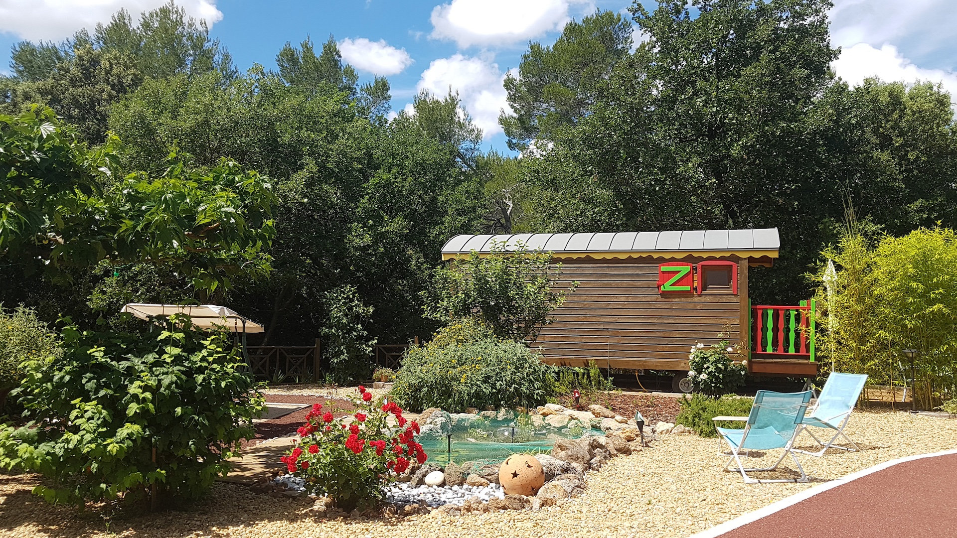 Évasion sensorielle dans une roulotte avec spa privatif en Provence