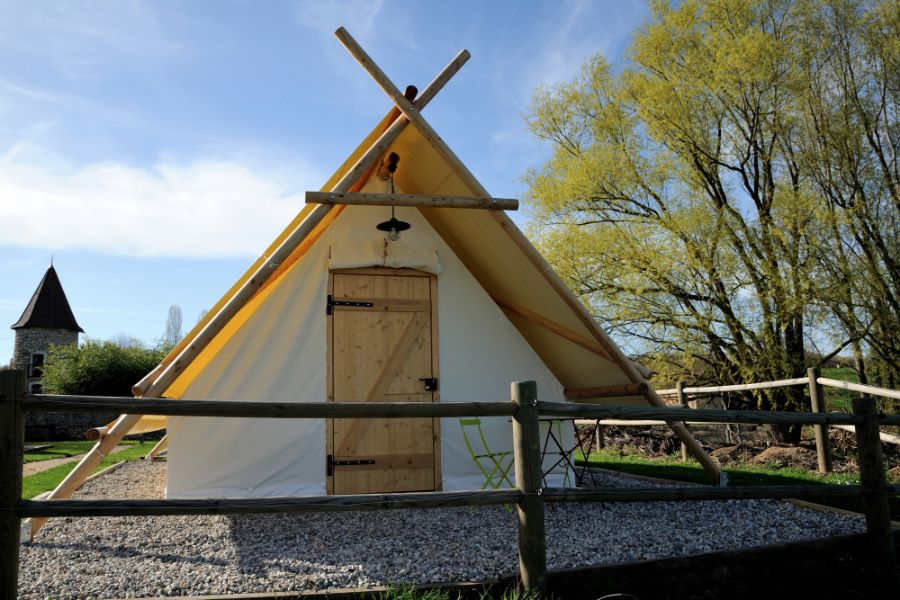 Les Lodges du Domaine de Suzel — Lodge safari avec spa en Isère à Saint-Quentin-sur-Isère — vue intérieure