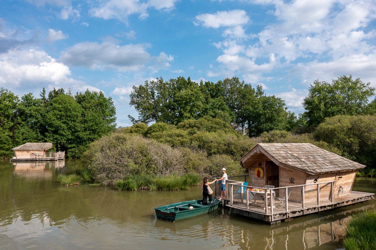 Cabane familiale flottante Alizée : une expérience unique sur l'eau