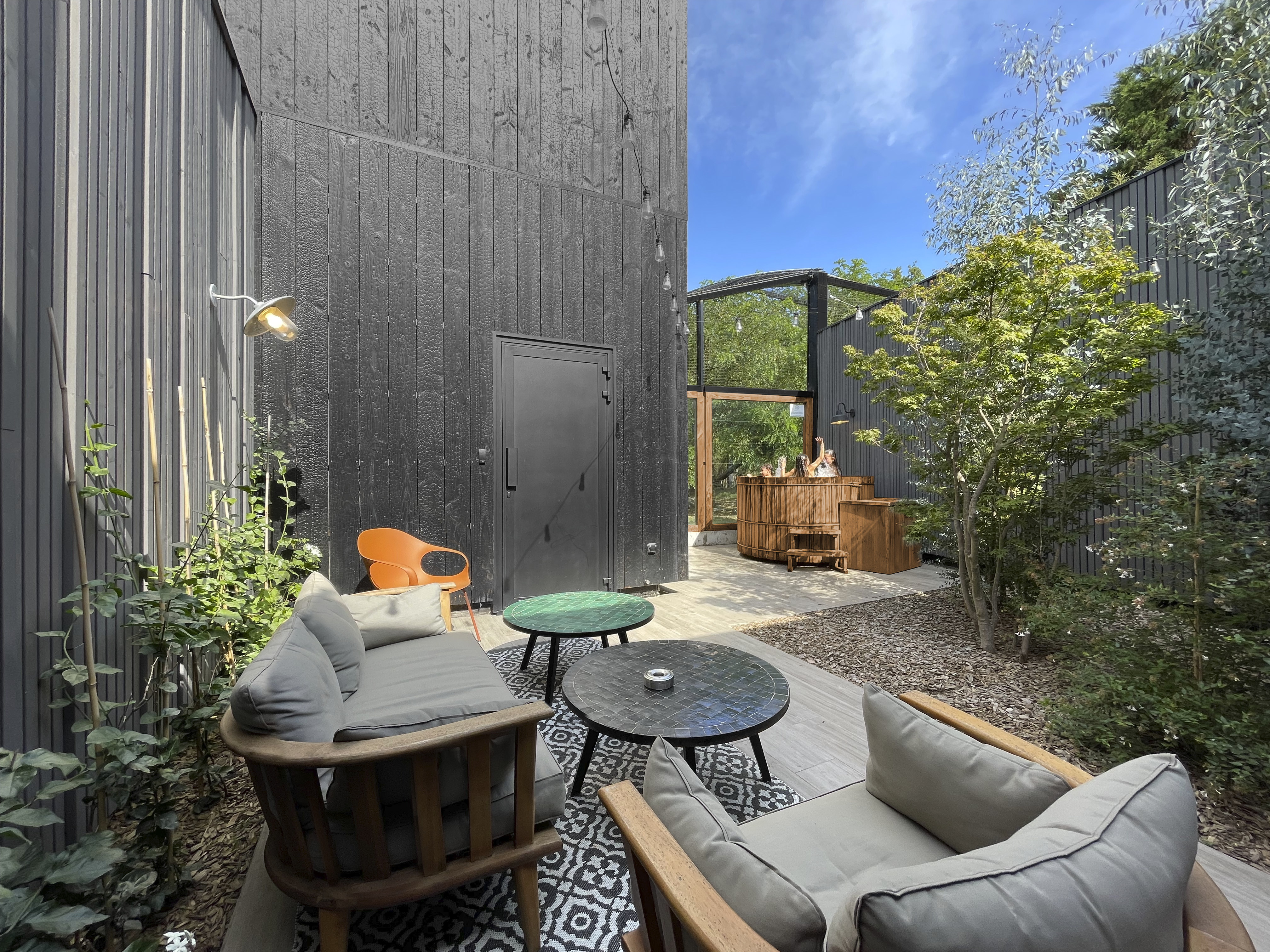 Lodge Jaguars : une immersion thématique en Aquitaine à Pessac — vue intérieure