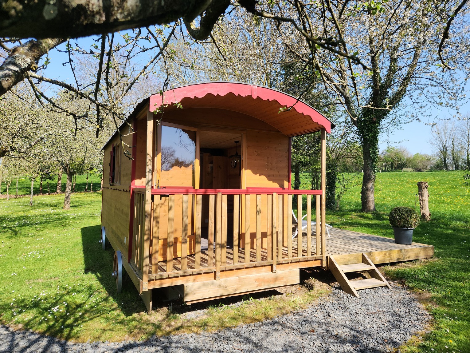 La Roulotte & Bain Nordique — Roulotte avec jacuzzi à La Manche à Saint-Lô — chambre