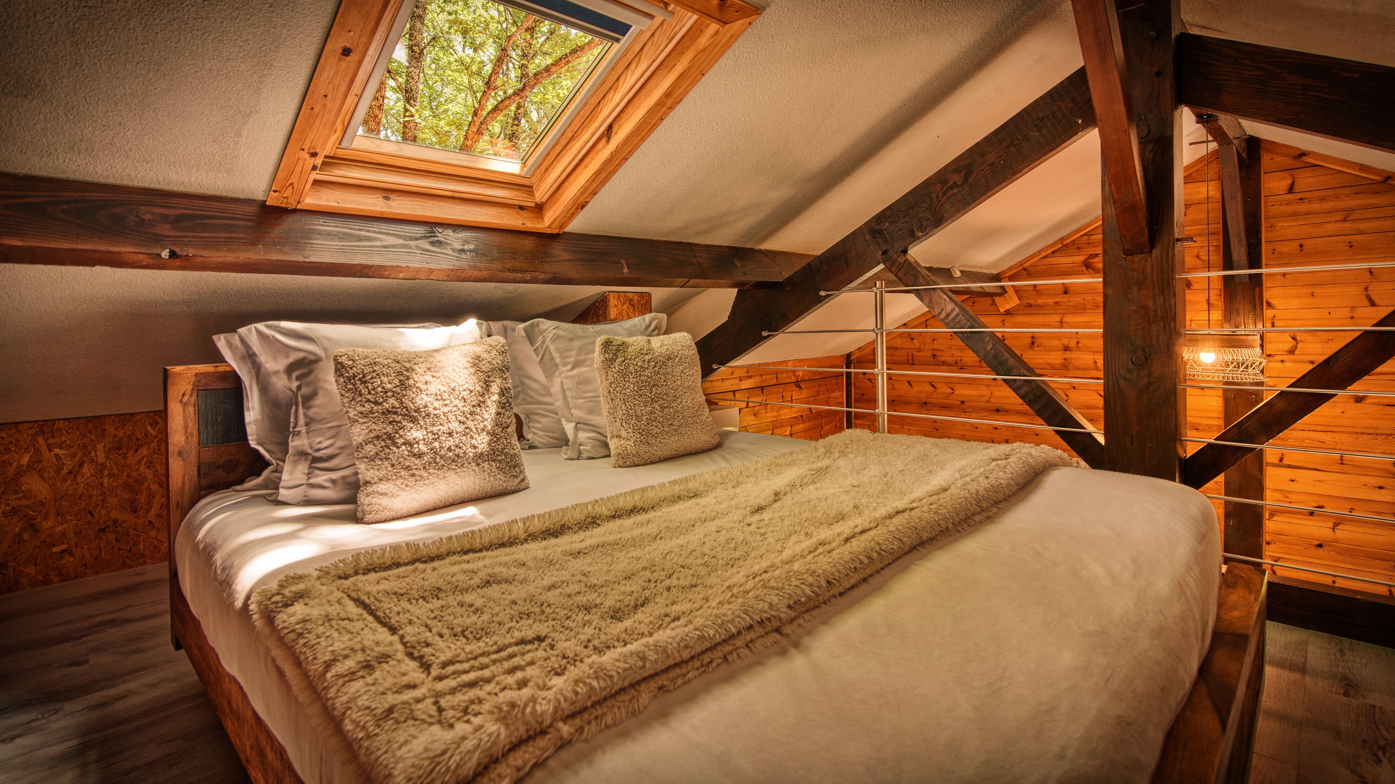 Chalet sur pilotis avec spa : une évasion en pleine nature à Puygaillard De Quercy — chambre