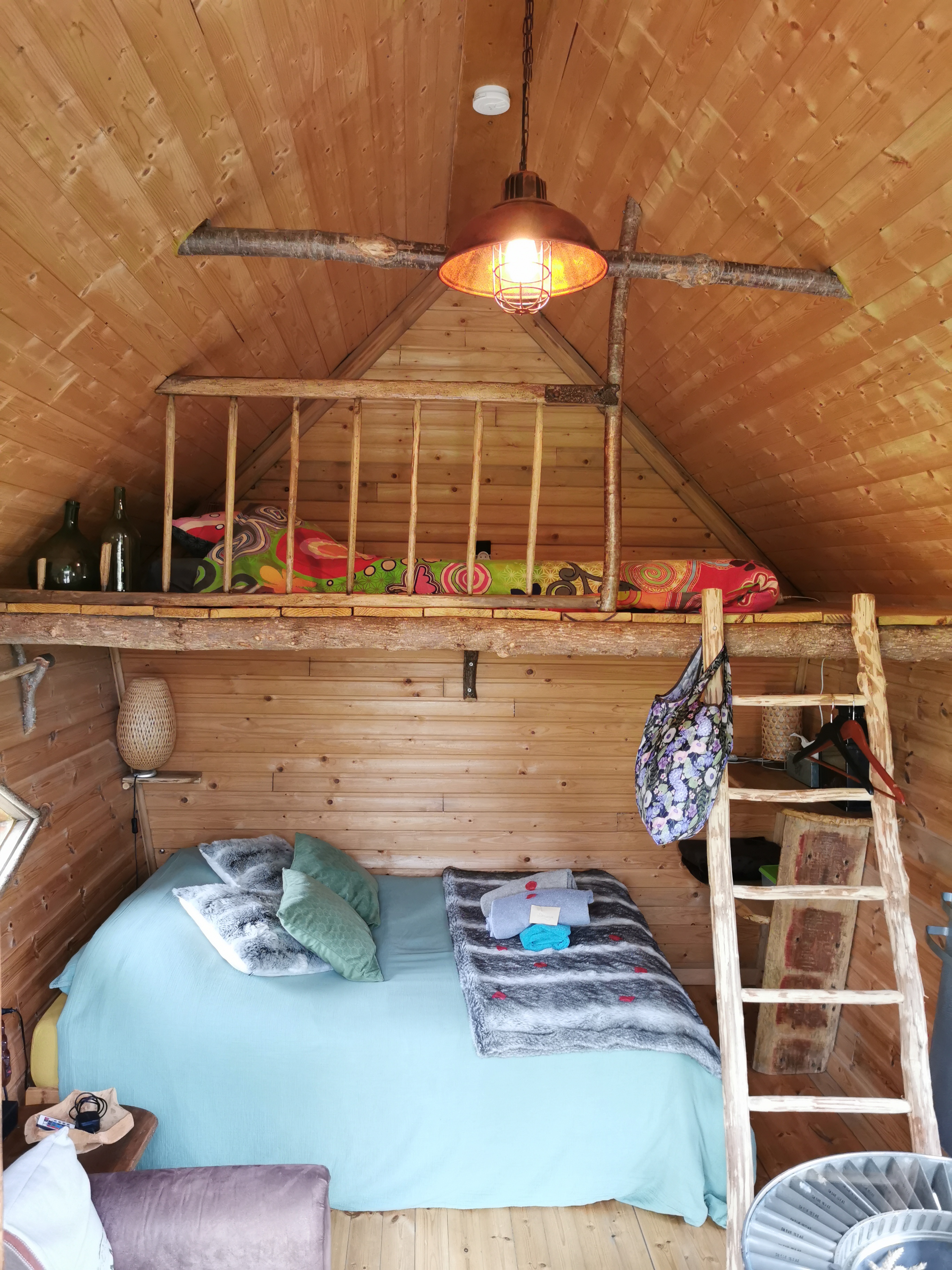 Cabane des Champs : une immersion en pleine nature à Champmotteux — vue intérieure