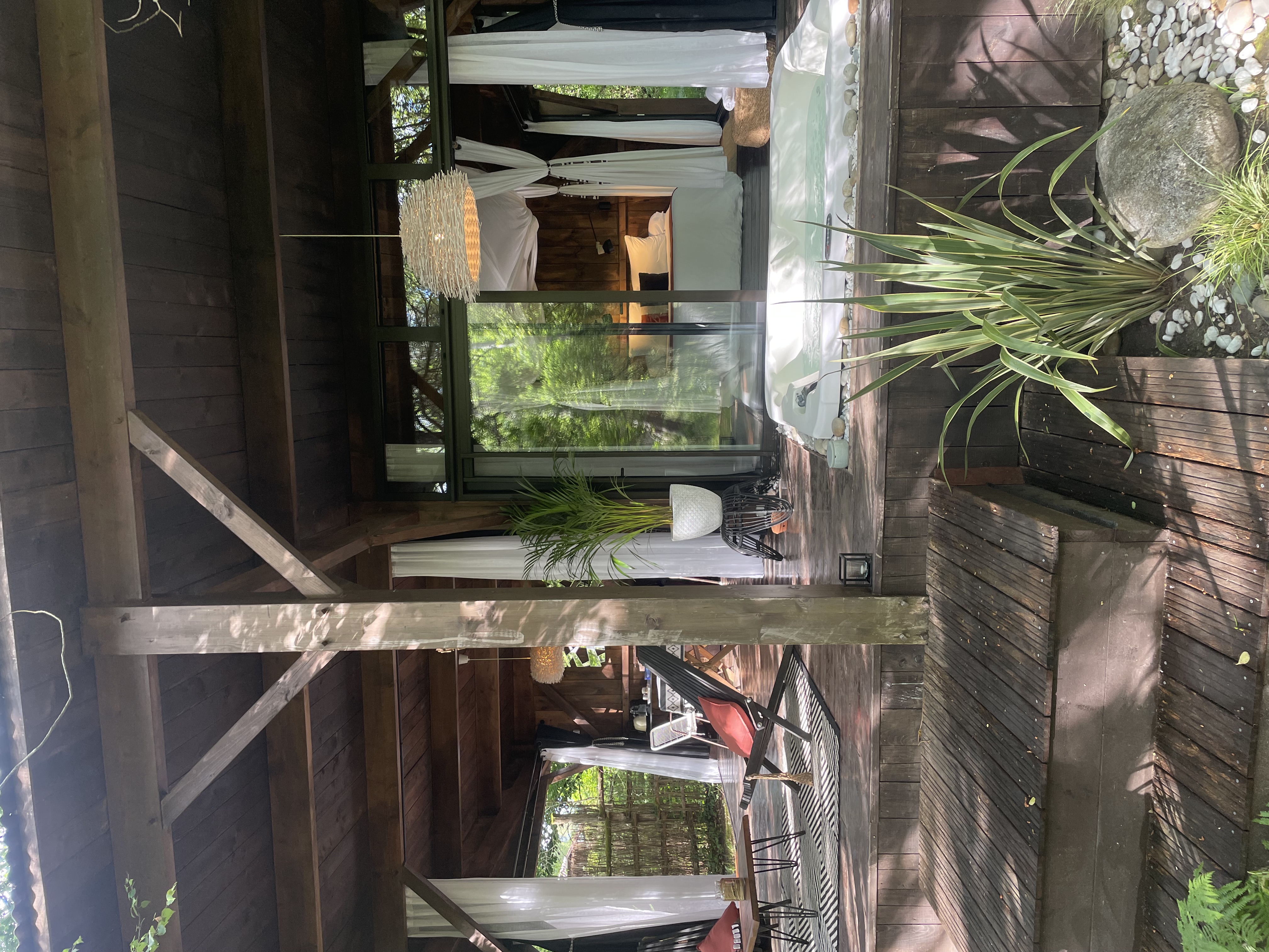 Le Lodge et son Spa : une cabane immersive en Aquitaine à Origne — espace de vie