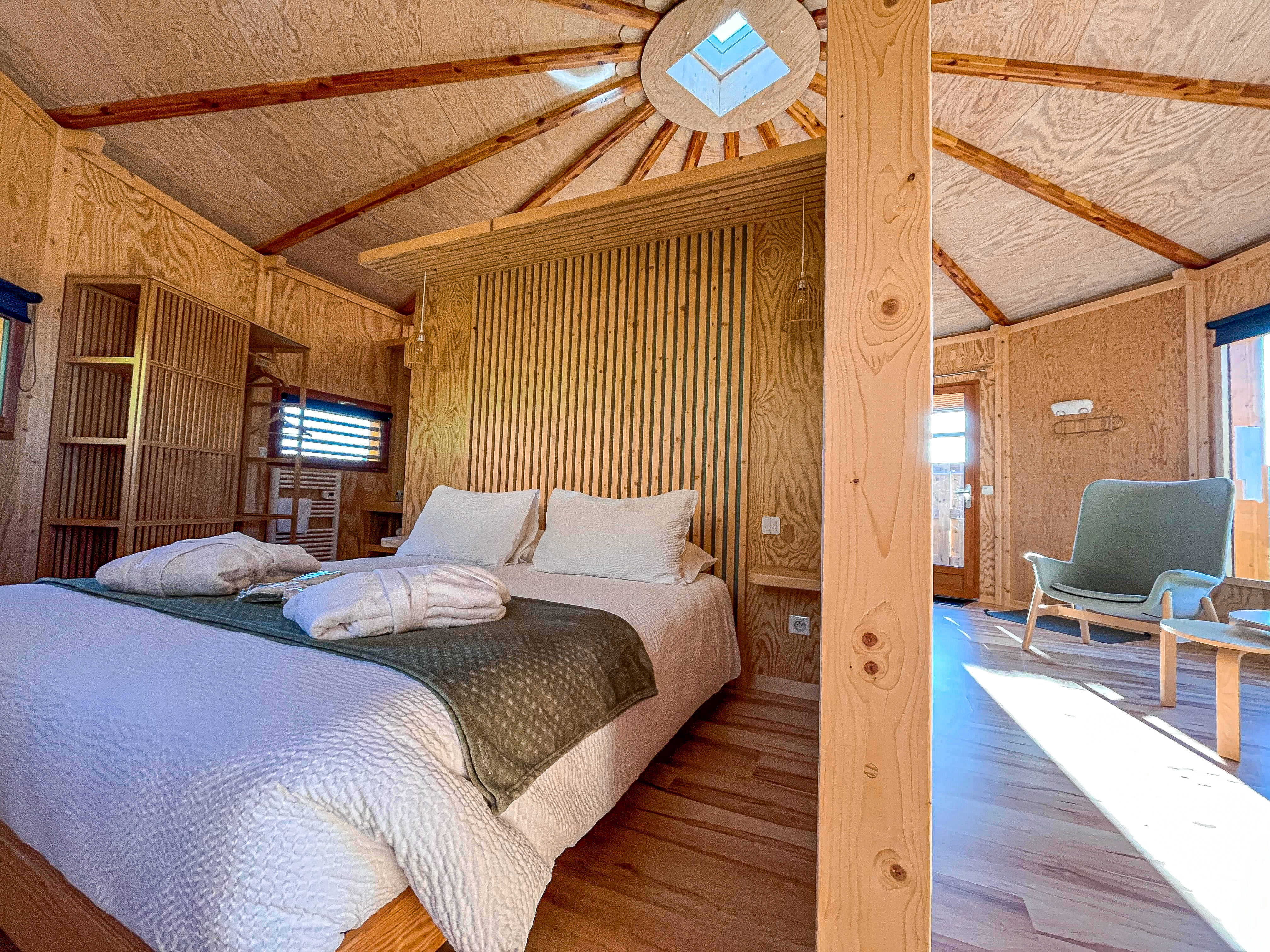 Cabane Épicéa & Spa — Cabane sur pilotis avec bain nordique à Jura à Tavaux — espace de vie