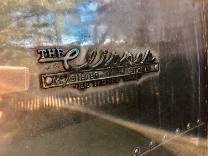SILVER STREAK 1953 — Caravane avec jacuzzi à Ariège à Vernajoul — détail architectural
