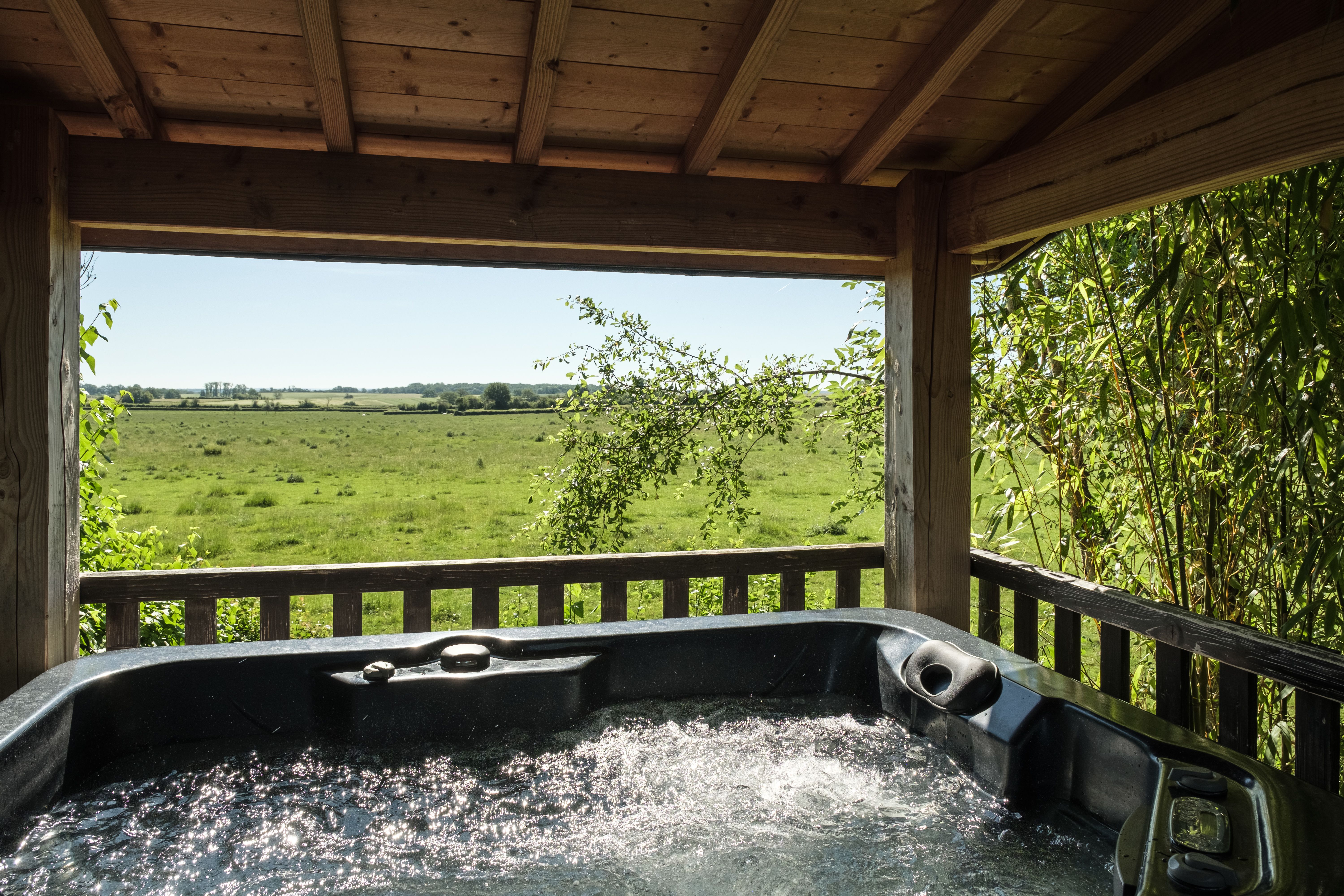 Évasion en roulotte avec spa privatif en Bourgogne à Jouey — vue intérieure