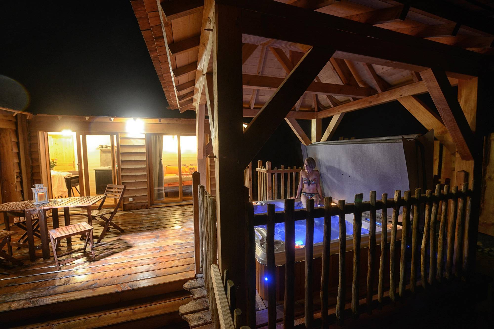 La Gazelle & Spa : une cabane sur pilotis au cœur de l'Auvergne à Ségur-Les-Villas — vue intérieure