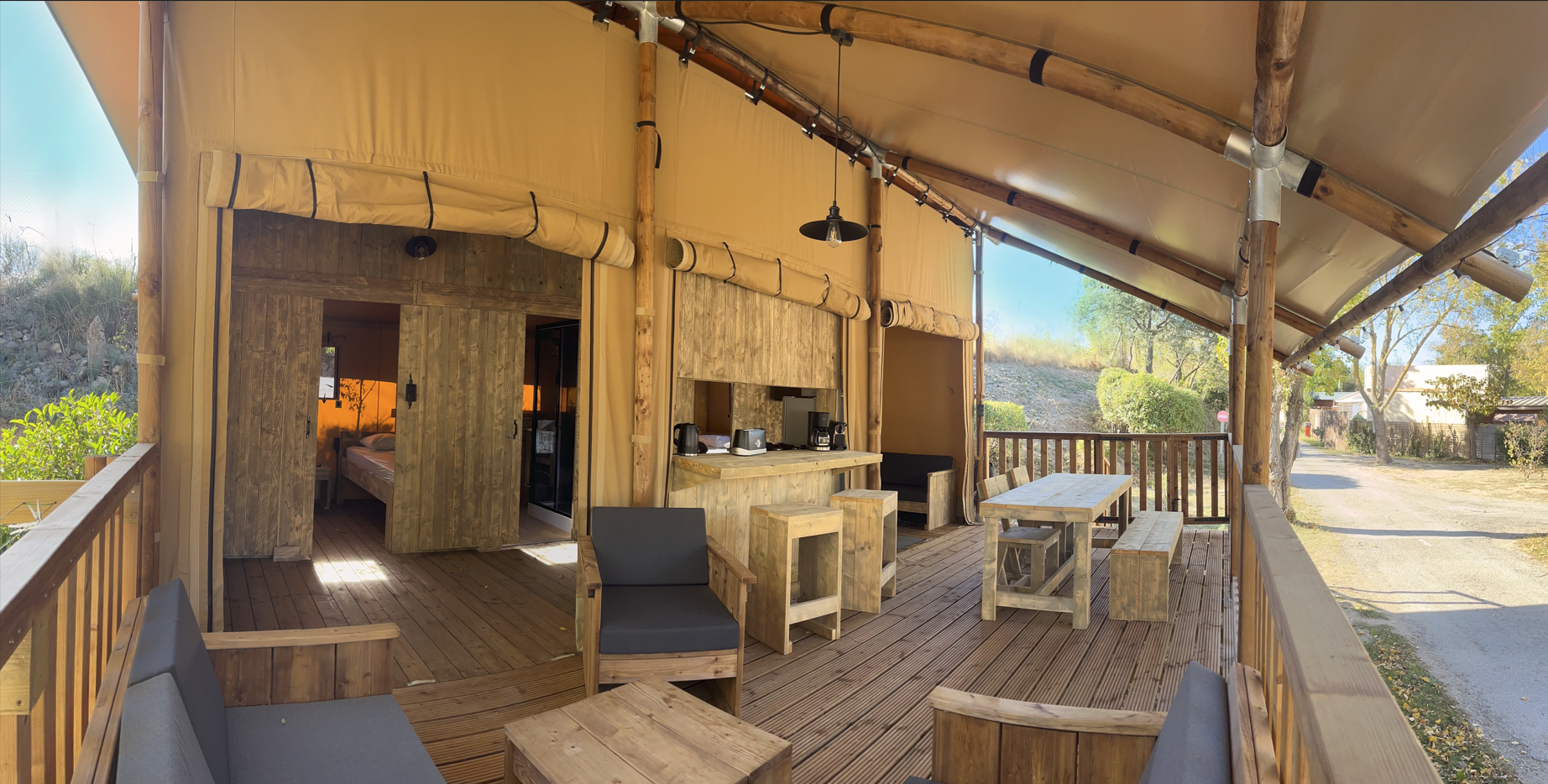 Glamping Lodge 4 personnes — Tente lodge avec spa à Aude à Gaja-et-Villedieu — vue intérieure