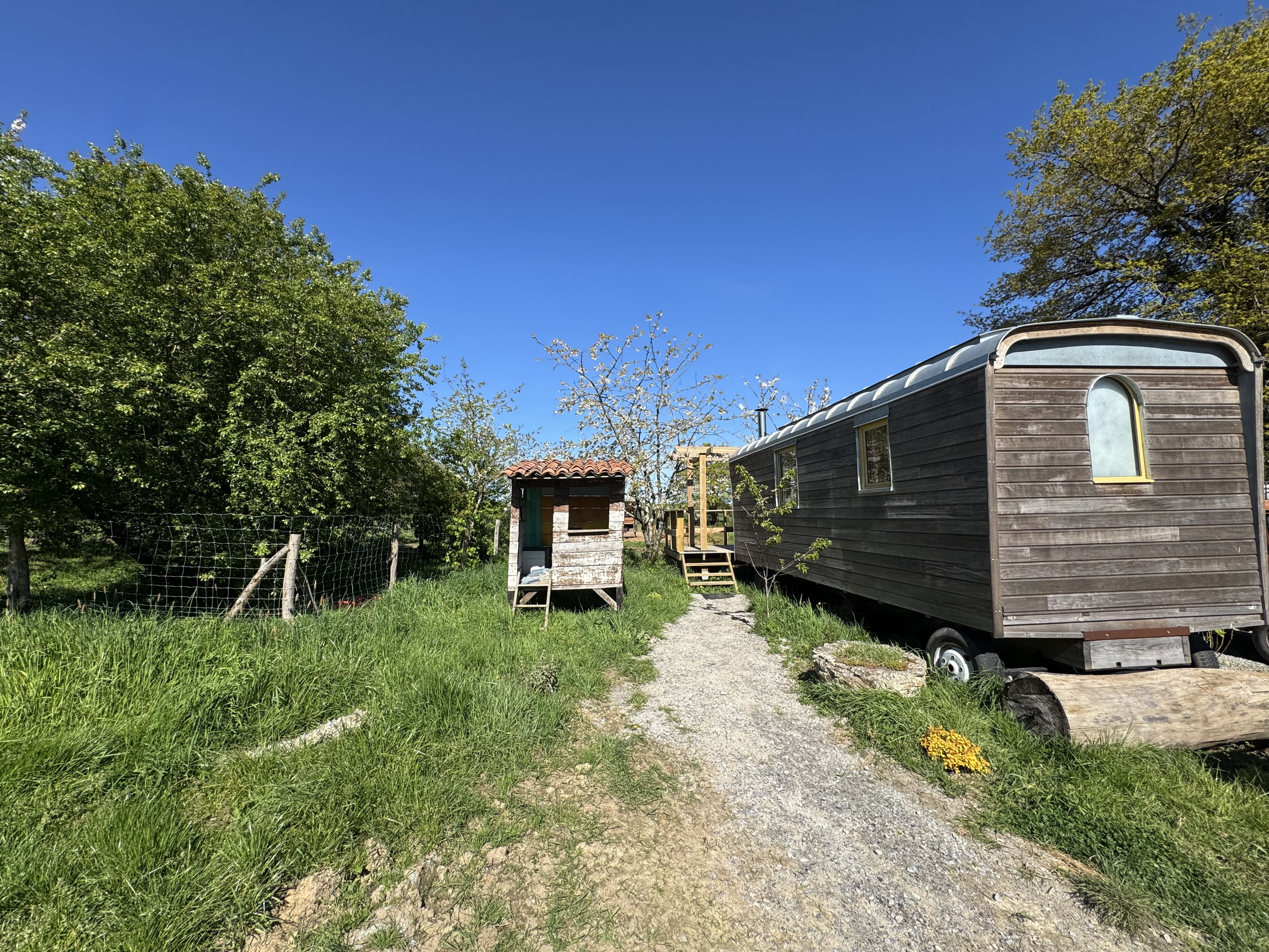 La roulotte à la Ferme de Youna & Zélie — Roulotte avec spa à Le Cellier