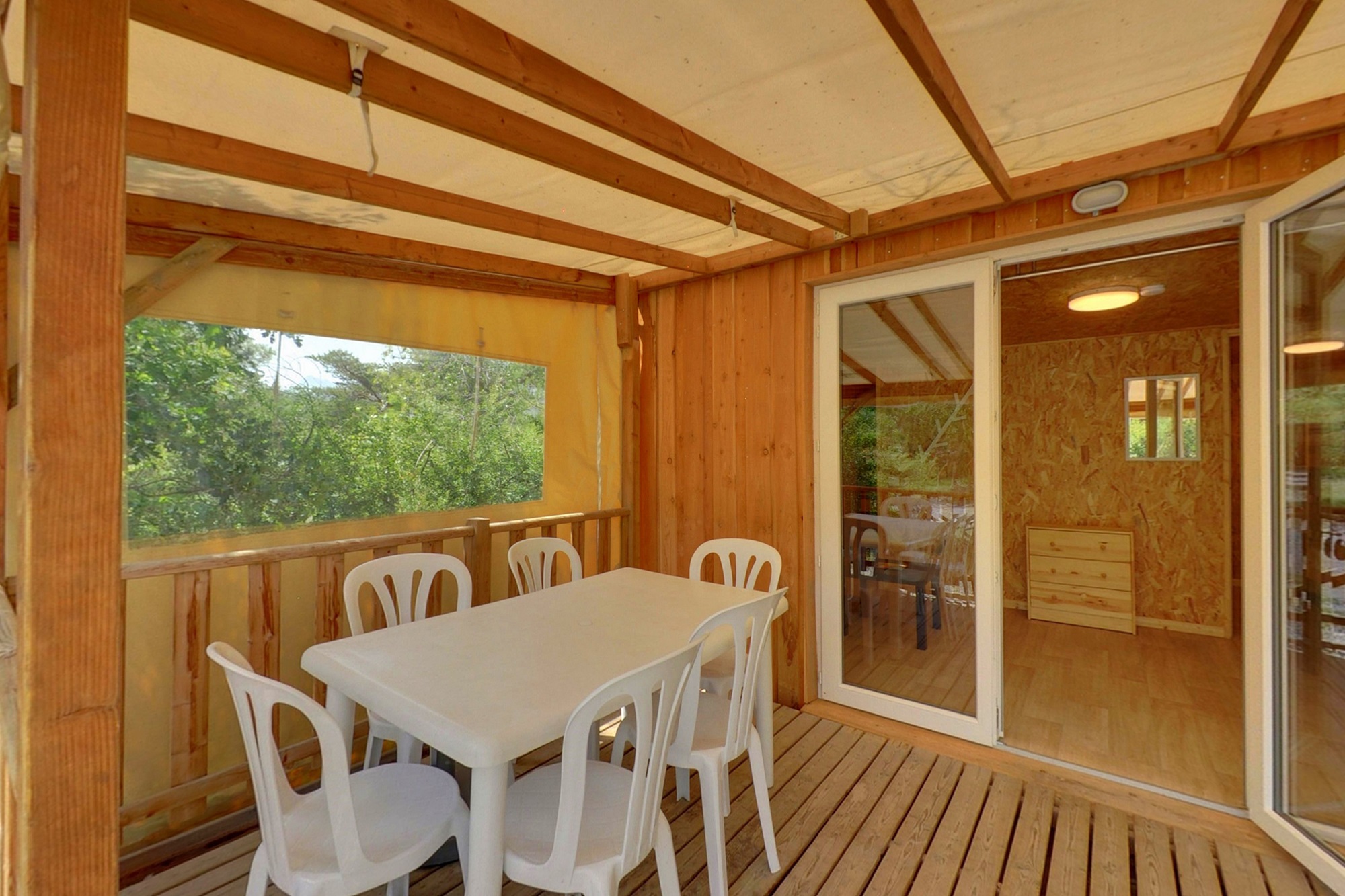 Ecolodge Confort : une immersion au cœur de la nature à Baratier — vue intérieure