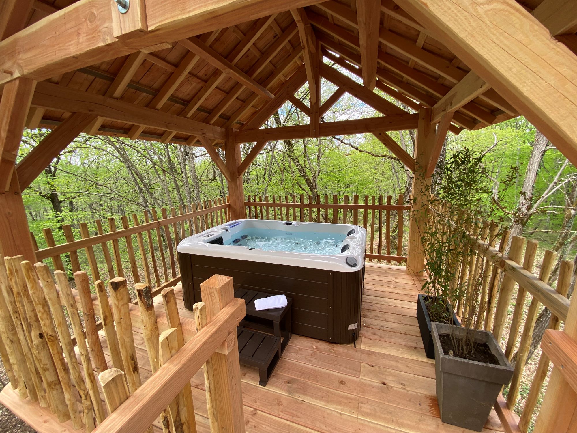Évasion dans une cabane perchée avec spa en Aquitaine à Monsac — vue intérieure