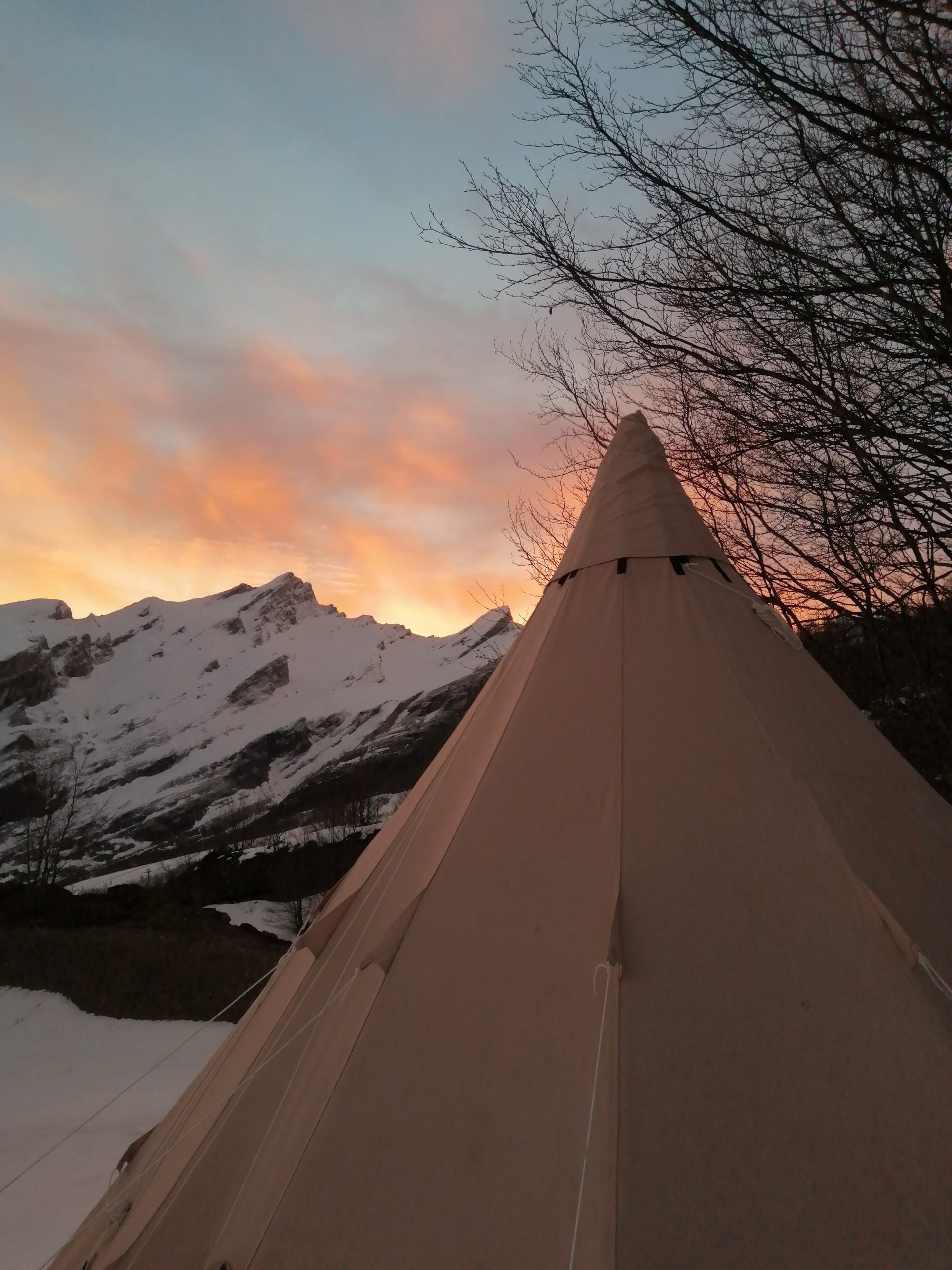Tipi des Neiges : une expérience immersive en pleine nature à Gourette — vue intérieure