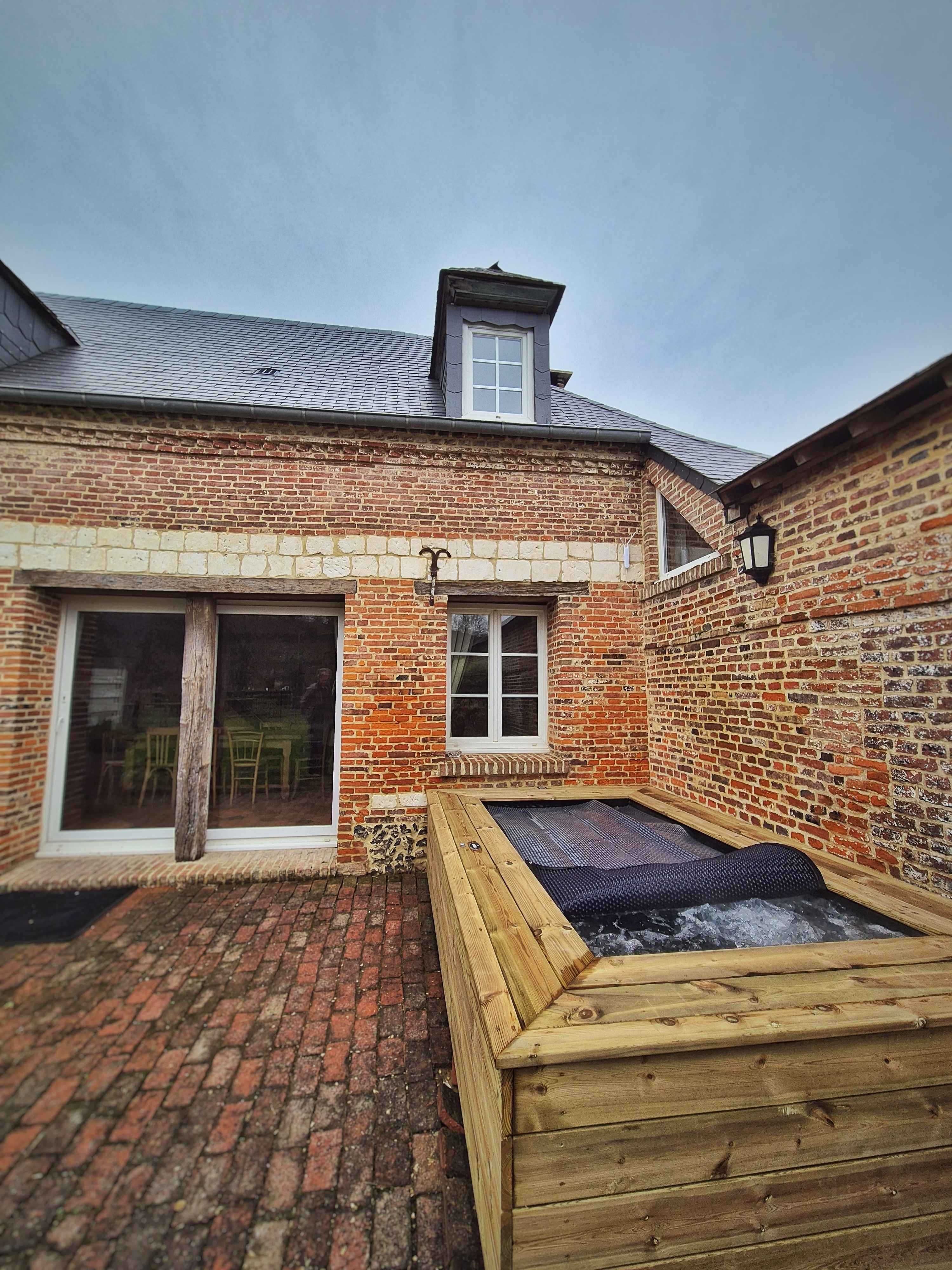 Évasion sensorielle dans une maison de campagne avec spa à Beauchamps — vue intérieure