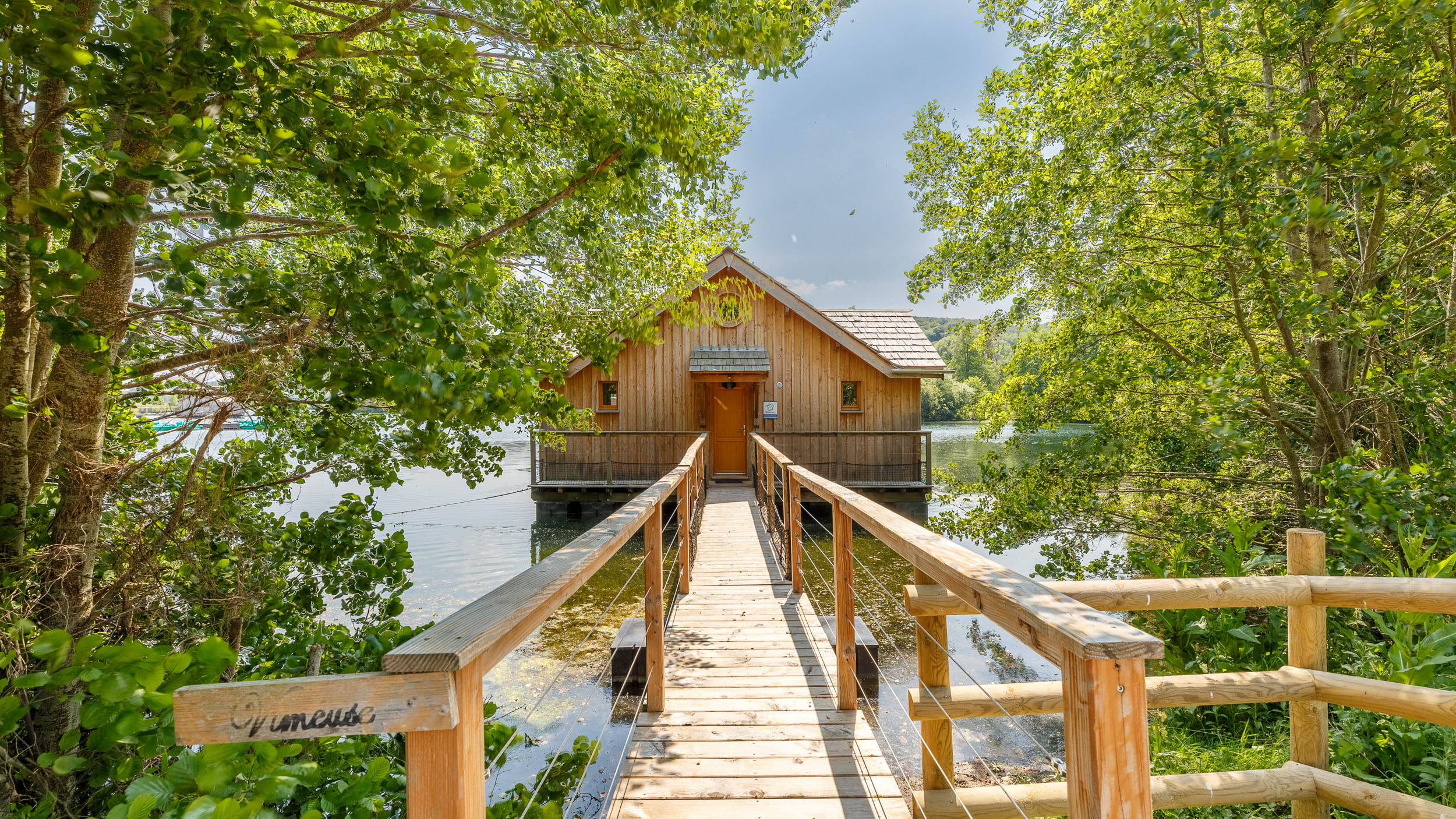 Cabane sur l'eau avec bain nordique — Escapade insolite à Somme