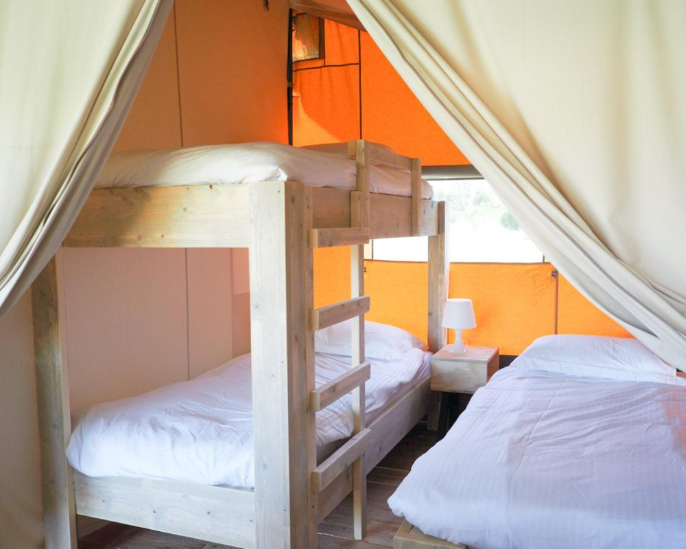 Tente safari — Séjour en pleine nature avec spa à Rhône à Sarcey — espace de vie
