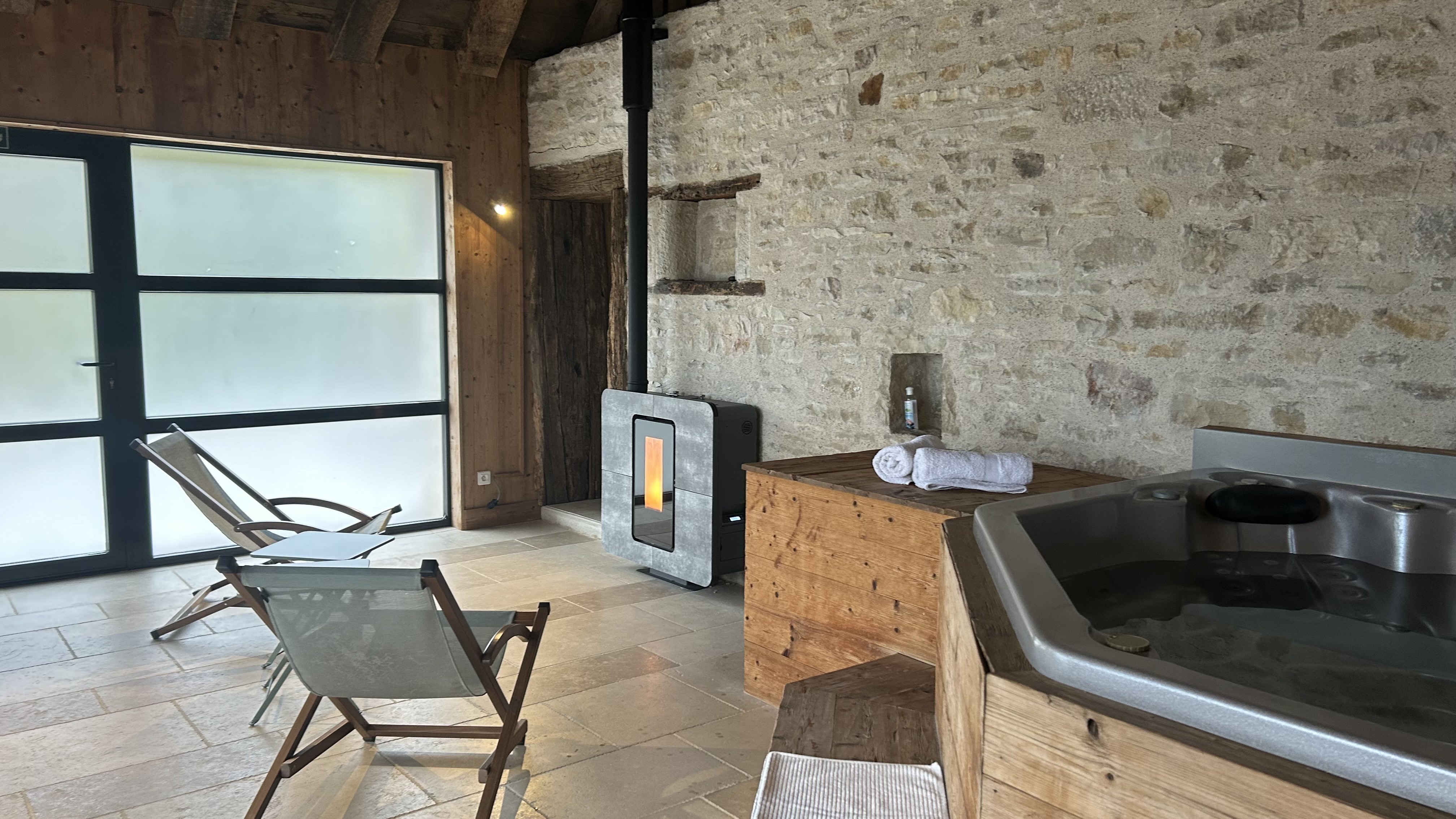 Chambre Spa Caline — Chambre à thème avec Spa à Doubs à Doubs — vue intérieure