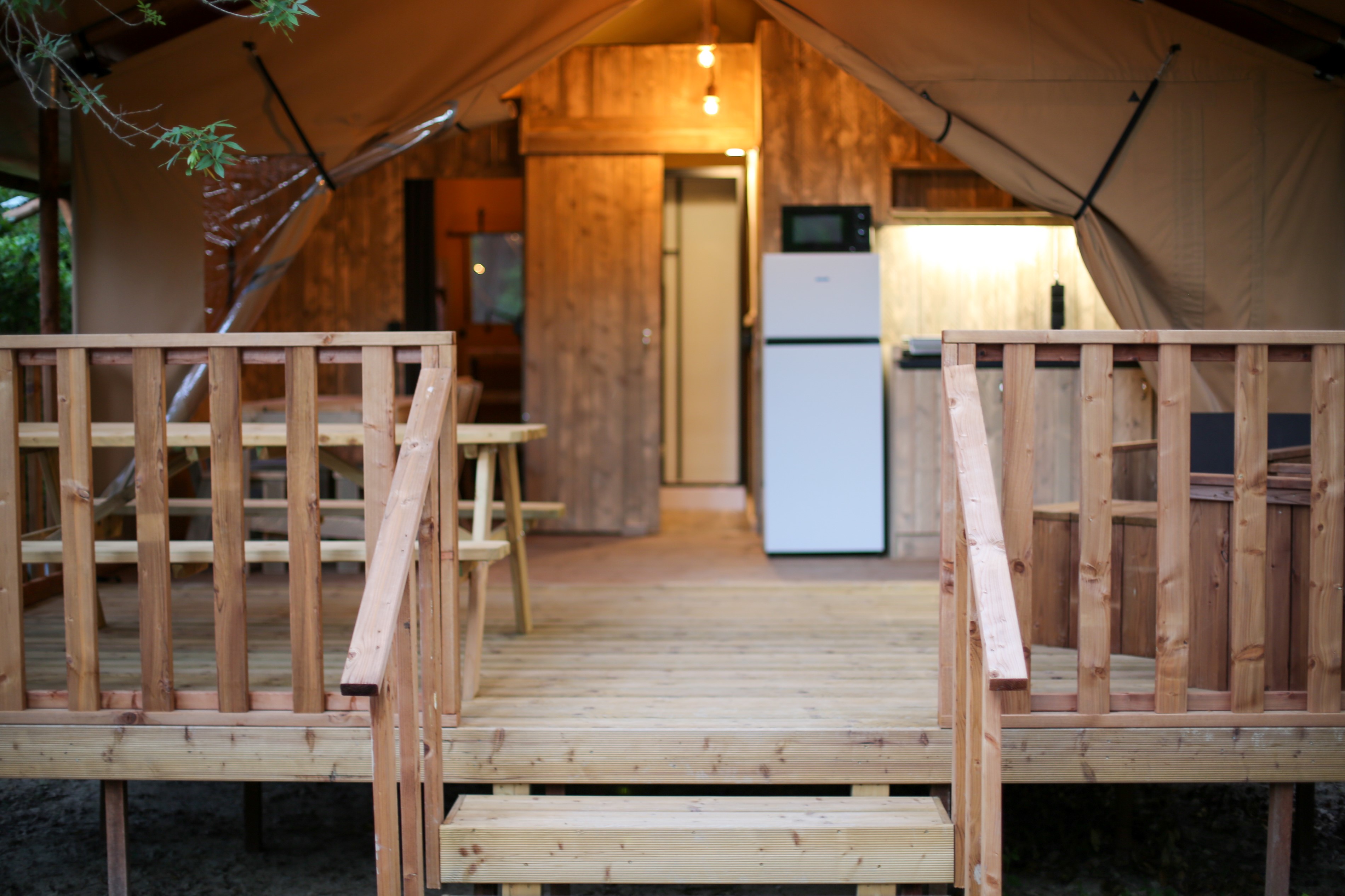 Lodge Safari 4 personnes — Séjour avec spa à Vaucluse à Fontaine-de-Vaucluse — vue intérieure