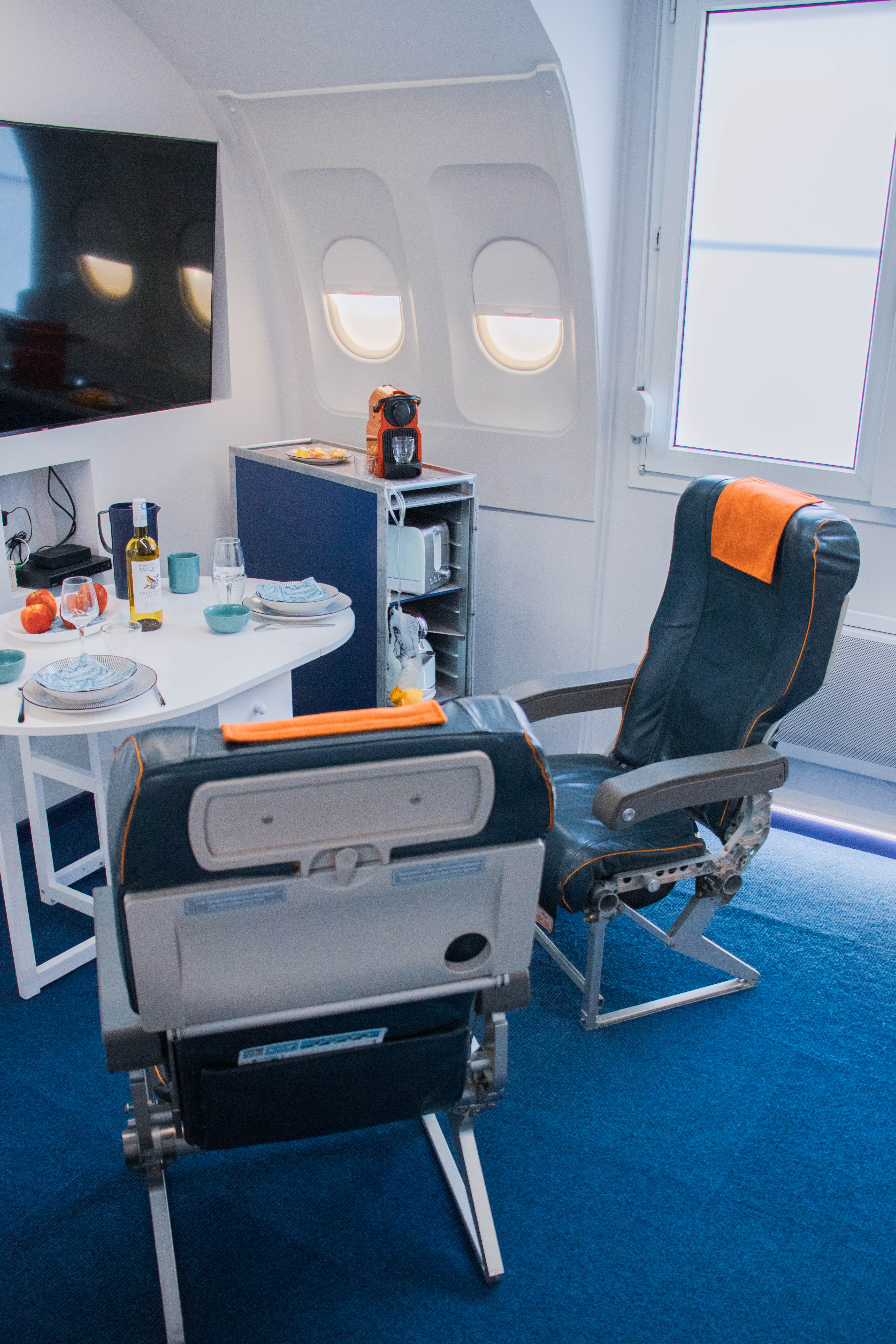 Insolite - Thème Jet Privé — Chambre à thème avec spa à Moontown à Moontown — espace de vie