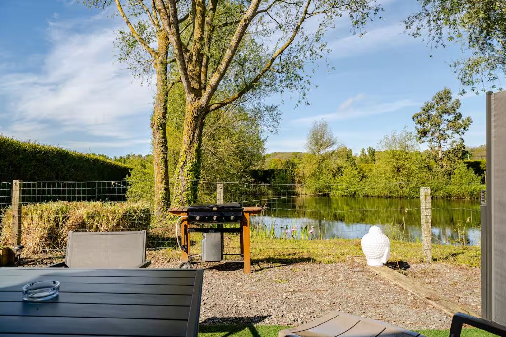 Un lieu de zenitude — Cabane moderne avec spa à Saint-Georges-de-Gréhaigne à Saint-Georges-de-Gréhaigne — environnement naturel