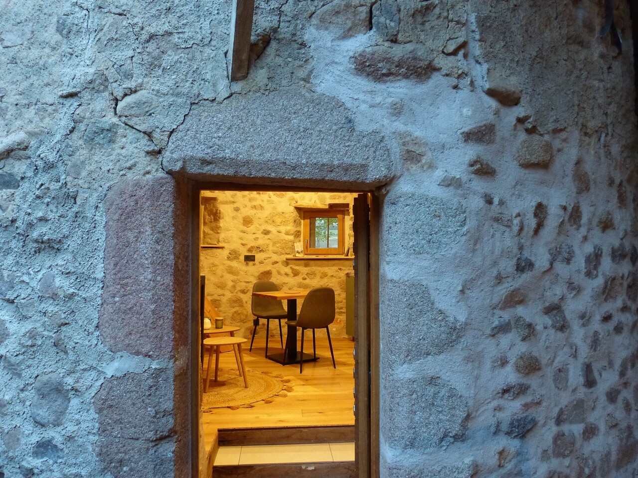 La Tour du Canet & Spa : une escapade romantique au cœur des Alpes à Longessaigne — détail architectural