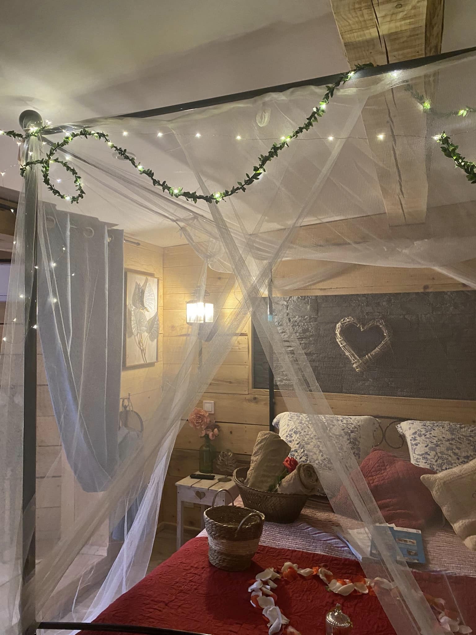 Évasion sensorielle dans une suite avec spa en Provence à Barjols — espace de vie