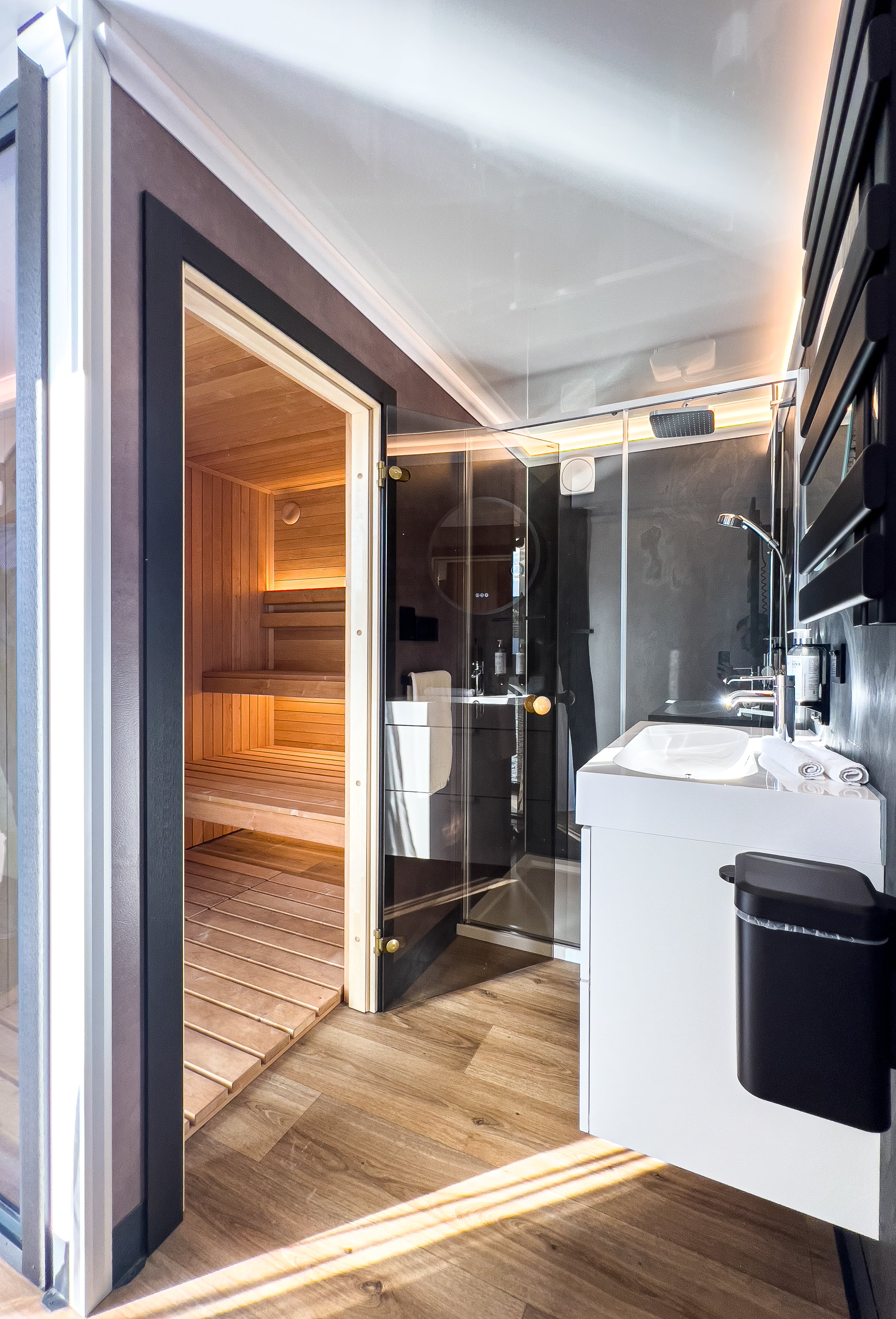 Évasion en suite flottante avec spa et sauna en Alsace à Saverne — environnement naturel
