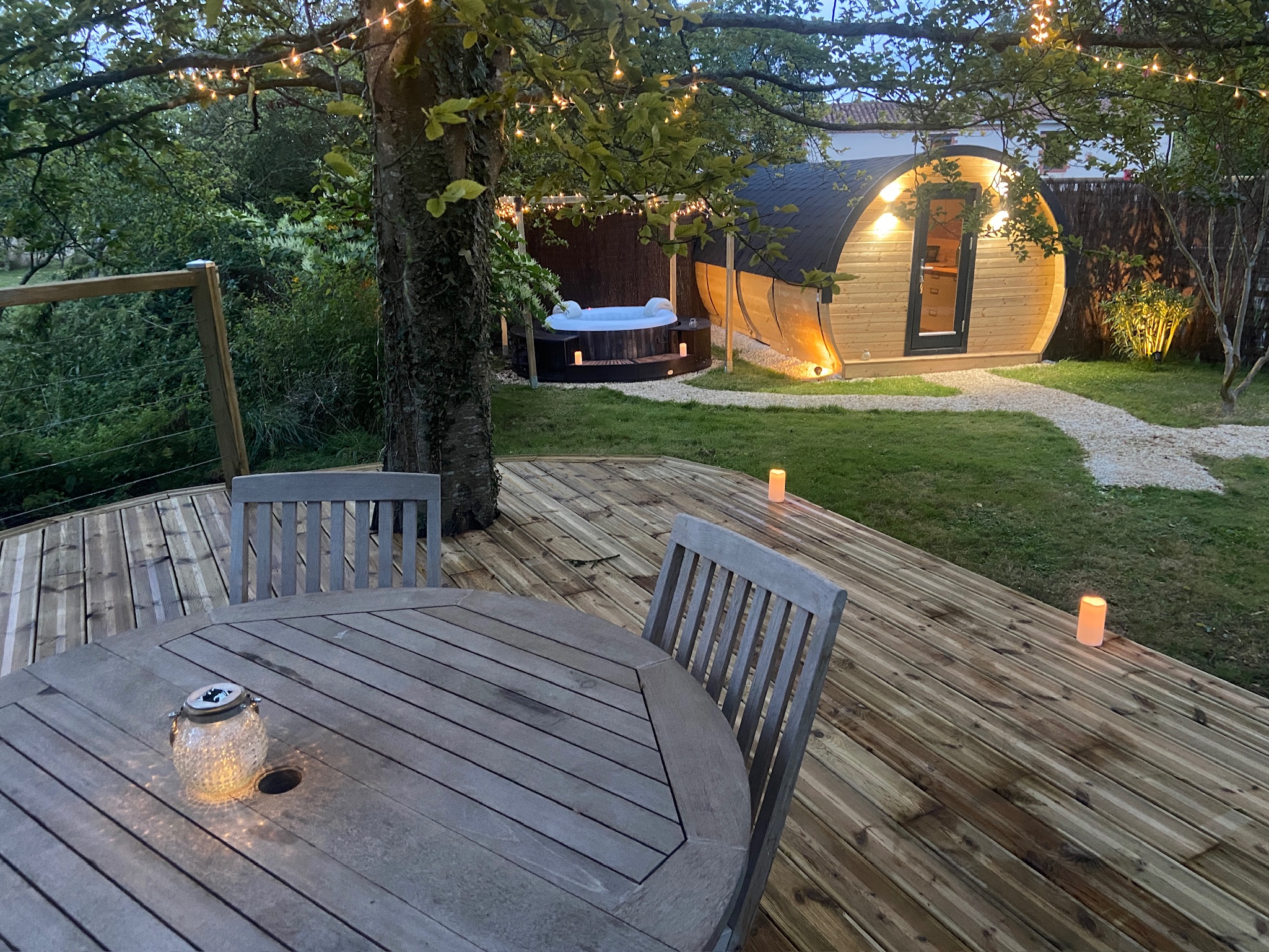 Un tonneau insolite avec spa au cœur du vignoble Nantais à Vallet — salle de bain