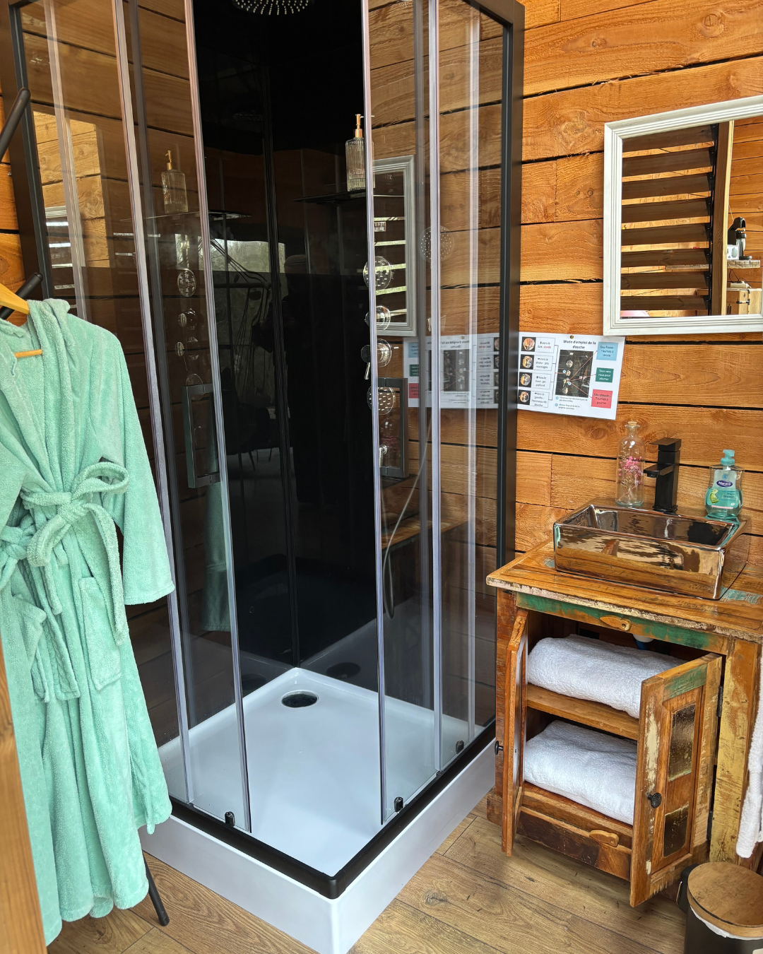 Cabane perchée & Spa — Nuit romantique en Bretagne à Quimper — chambre