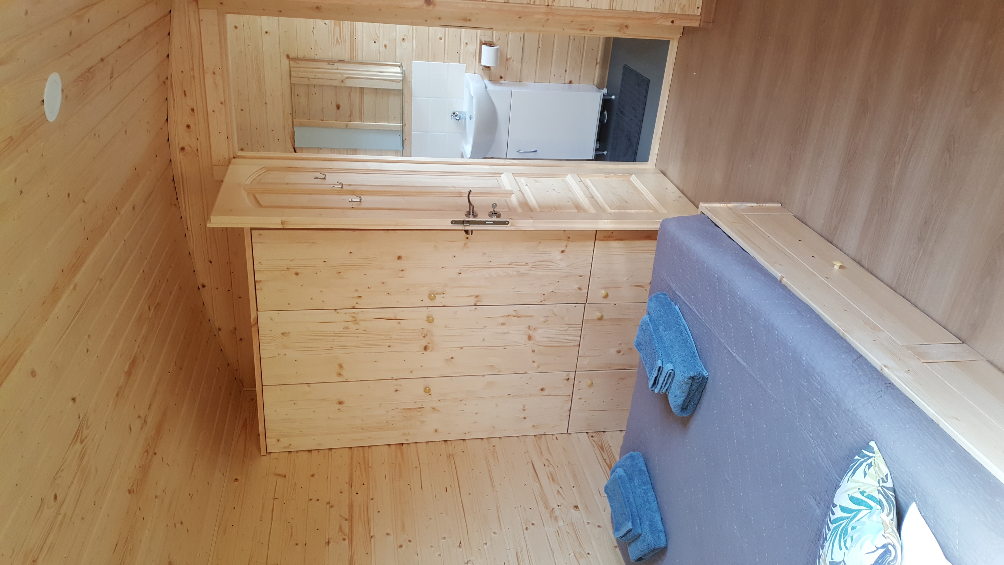 Roulotte Pouypardin — Nuit insolite avec spa à Gers à Riguepeu — salle de bain