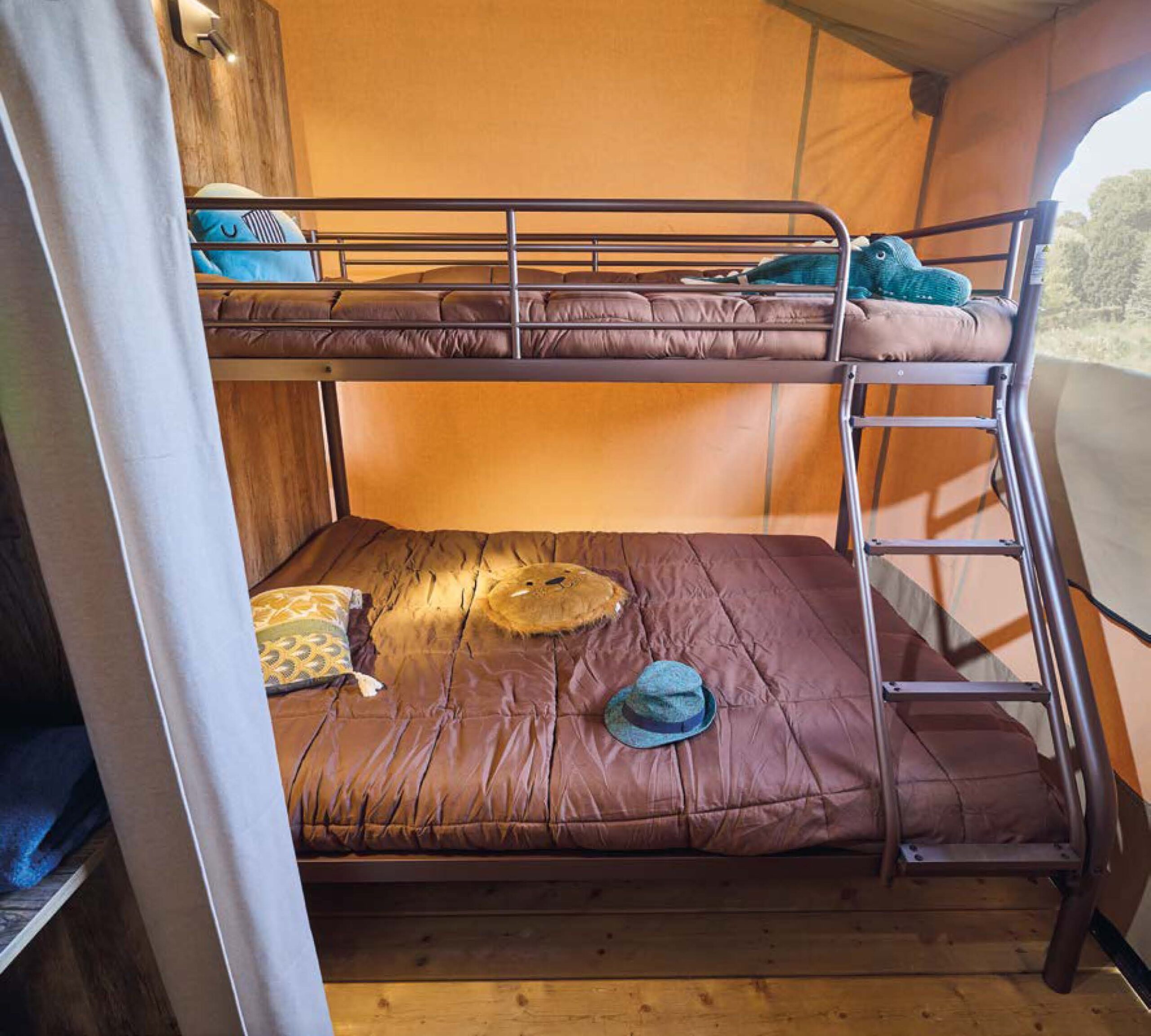 Tente lodge tout confort — Séjour nature à Vaucluse à Fontaine-de-Vaucluse — chambre