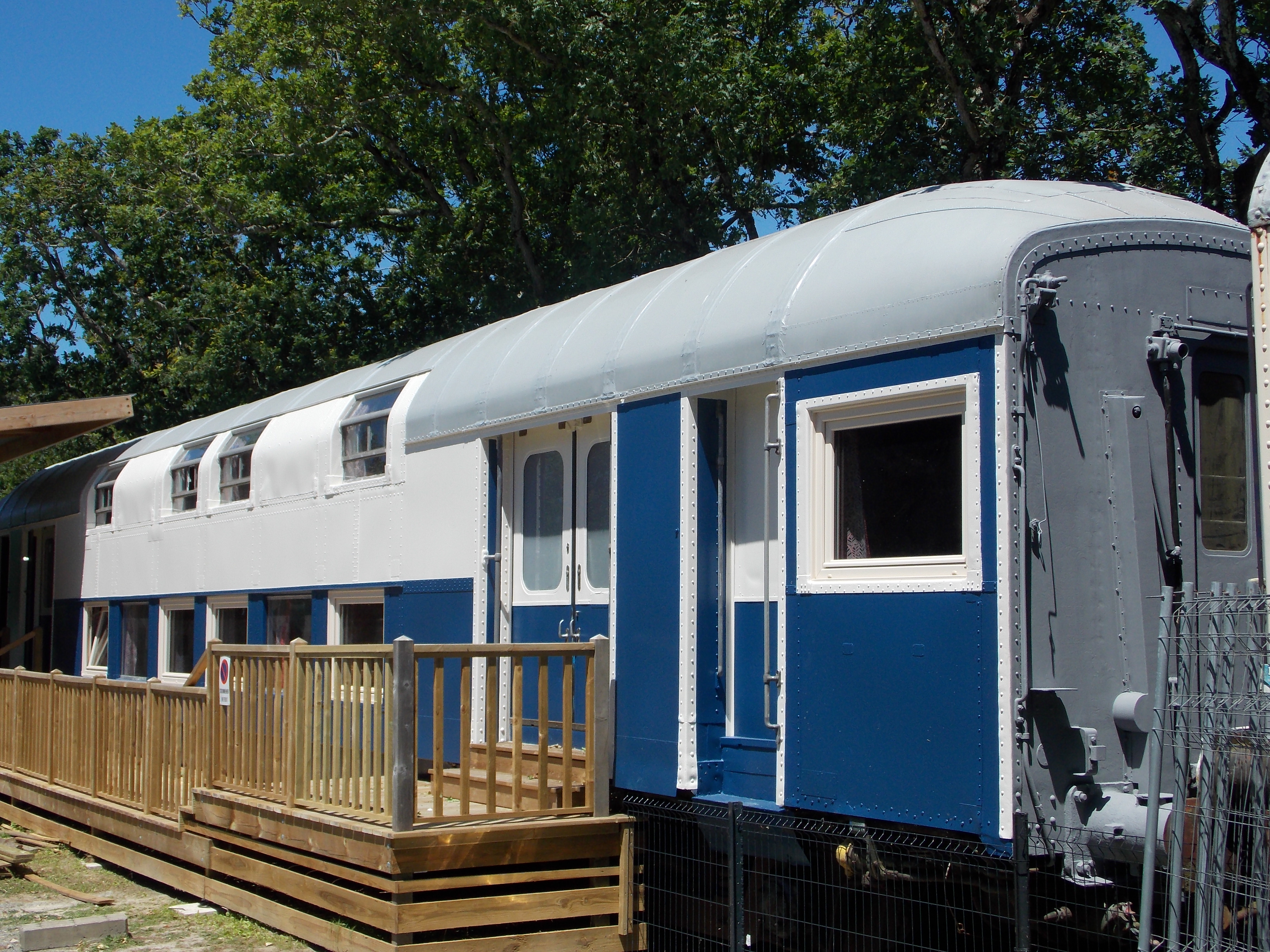 Wagon de Train 16 places — Hébergement insolite avec spa à Loire-Atlantique à La Baule-Escoublac — cuisine