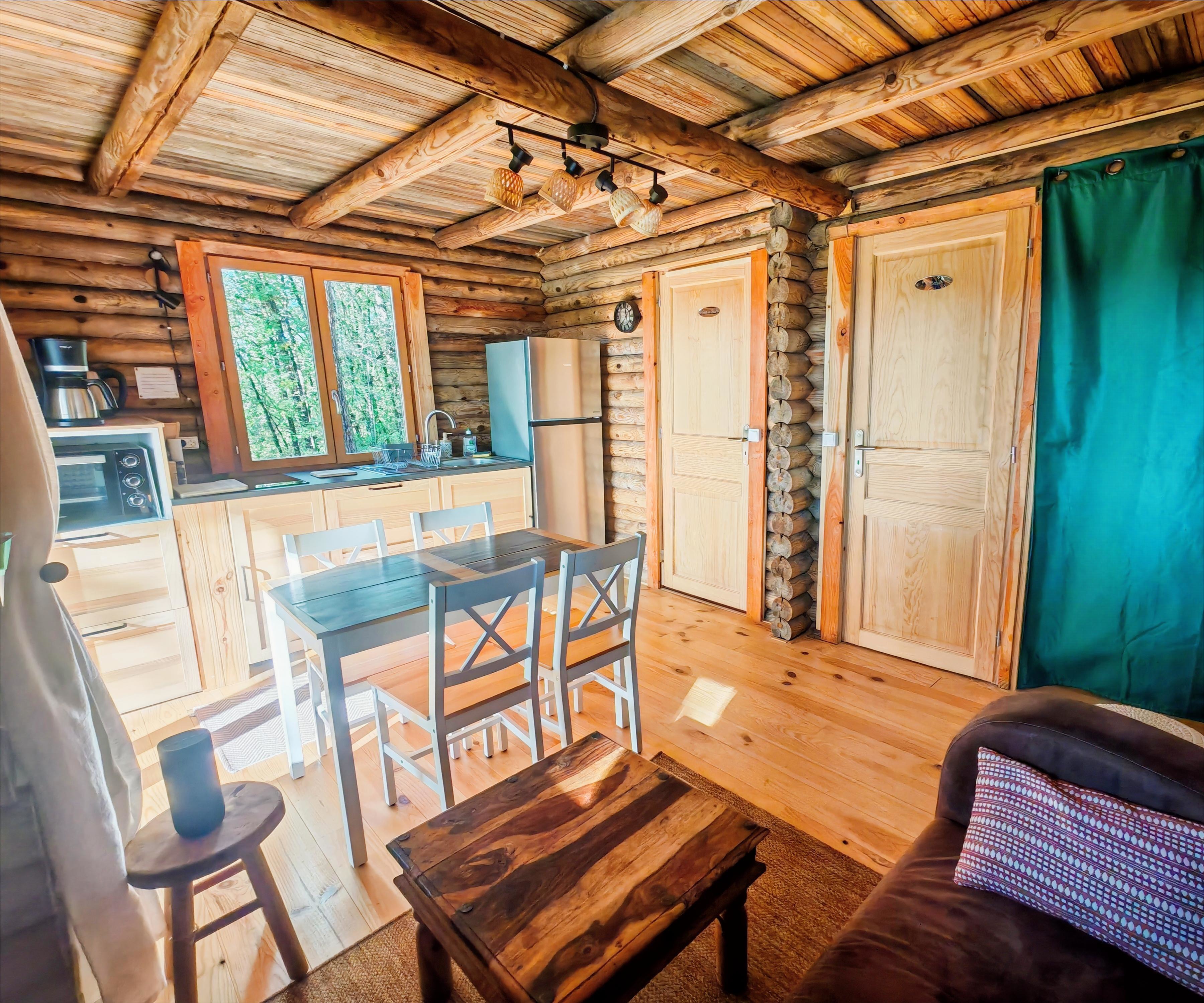 Authentique chalet en rondins — Chalet avec spa en Dordogne à Montignac-Lascaux — cuisine