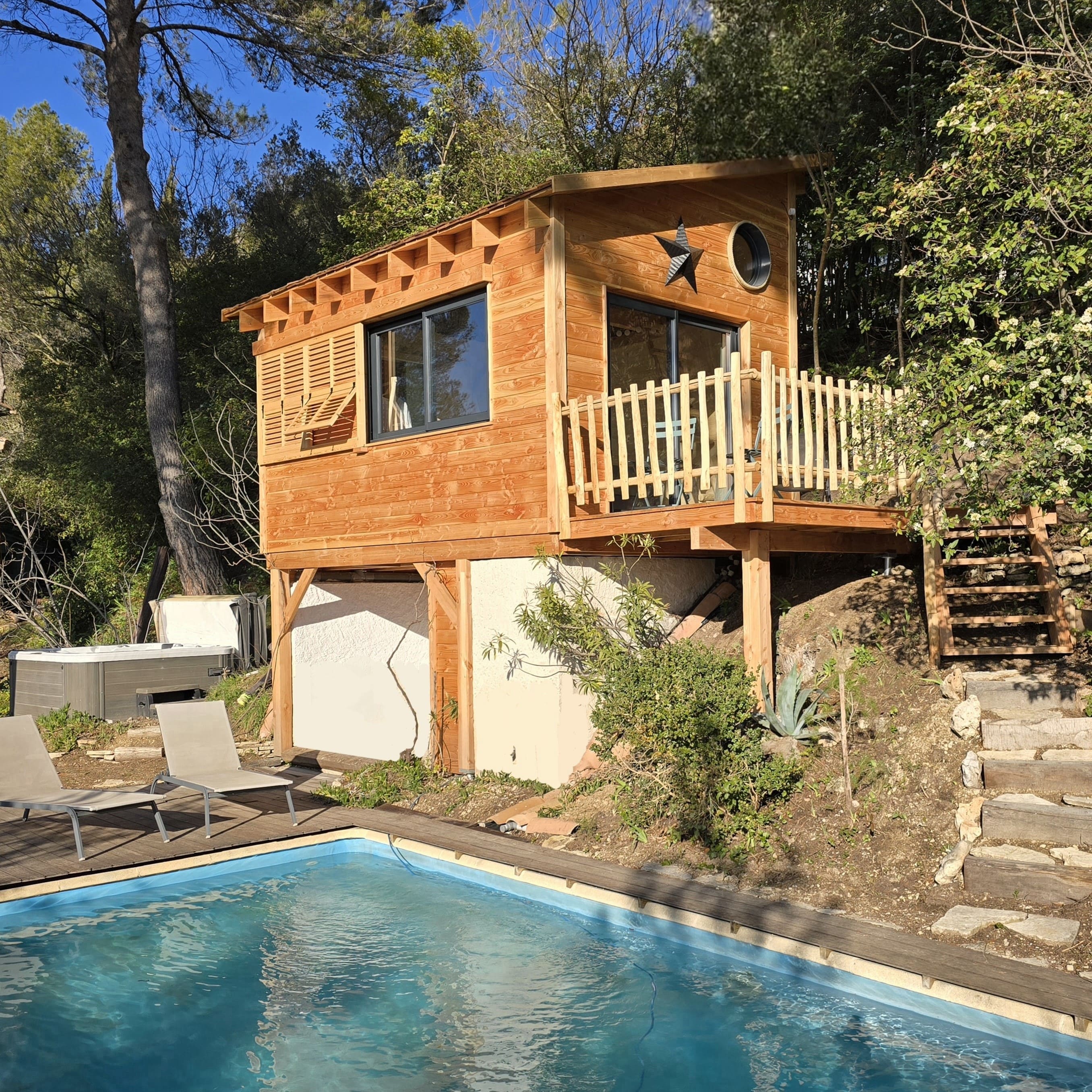 La Cabane Aixoise Piscine & Spa — Cabane sur pilotis à Aix-en-Provence à Aix-en-Provence — espace de vie