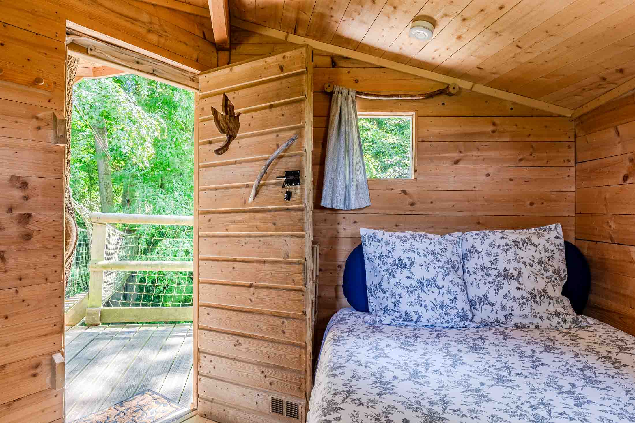 Cabane Rossignol — Nuit perchée à 10m dans les arbres en Calvados à Caen — salle de bain