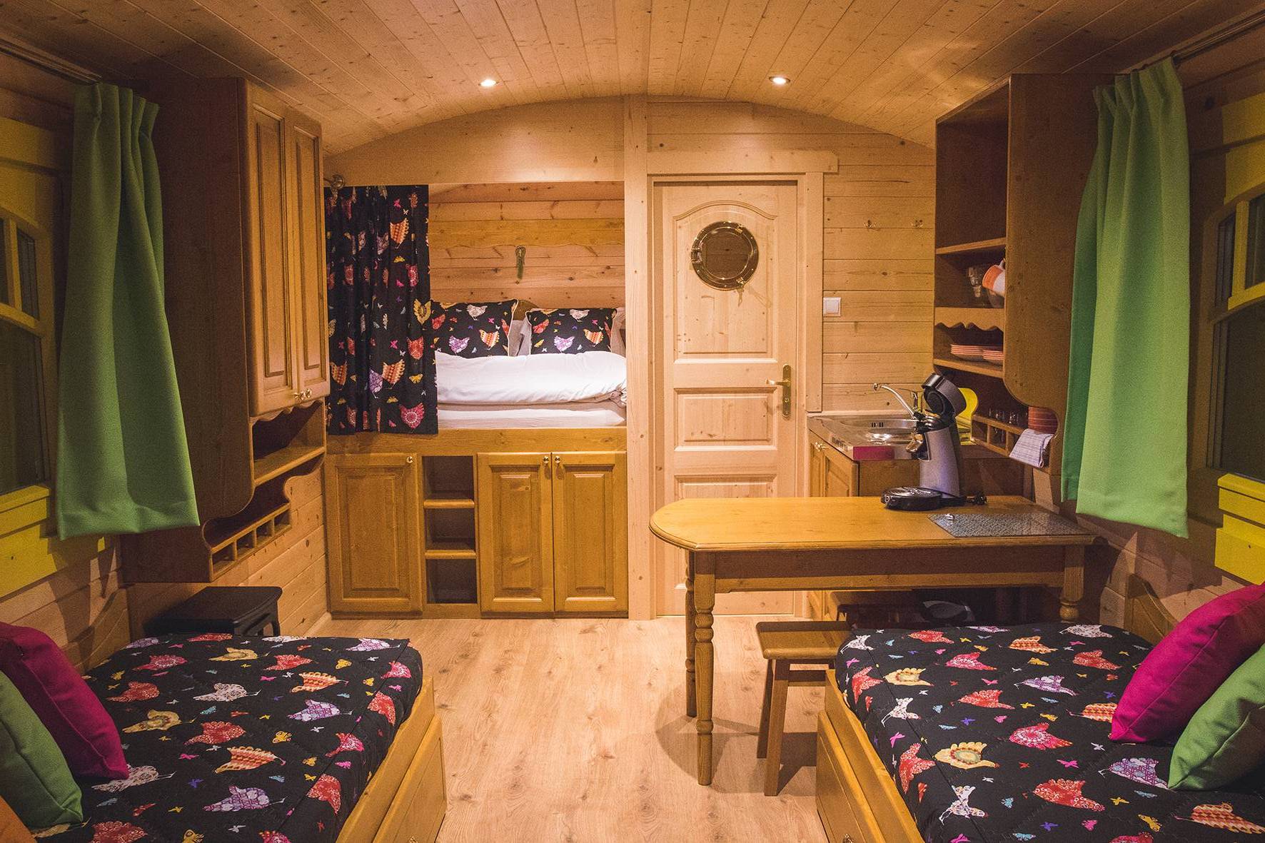 Roulotte Gipsy : une évasion enchantée en Centre-Val de Loire à Angé — chambre