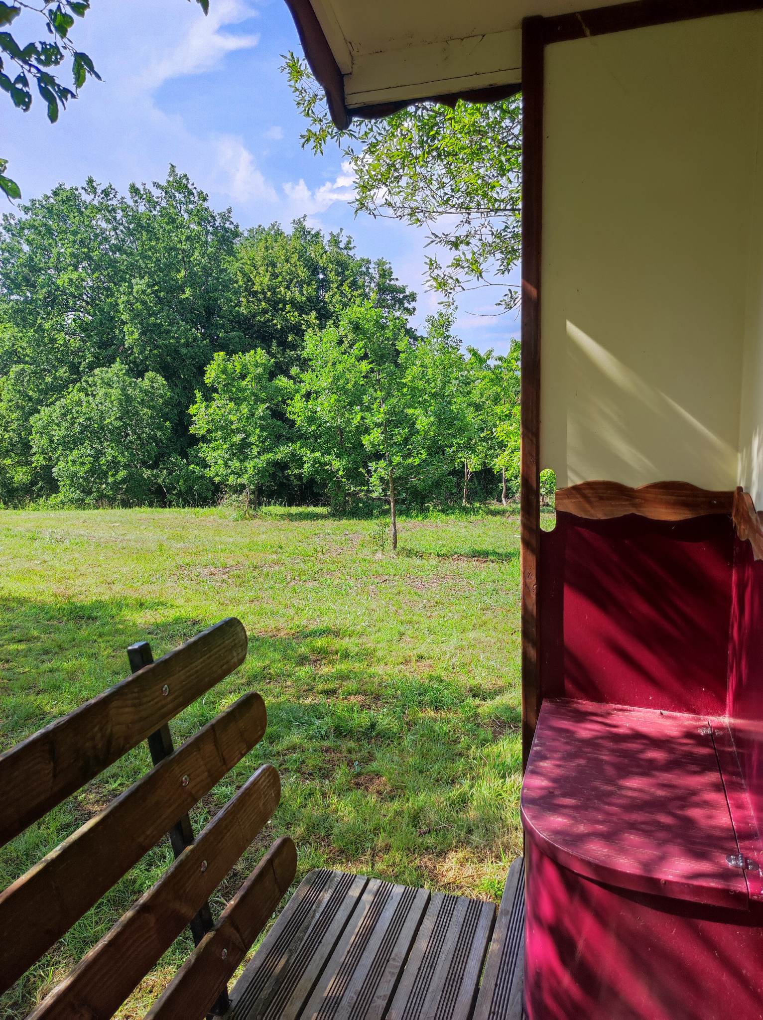 La Roulotte Couzote : un voyage sensoriel en Aquitaine à Couze Et St Front — salle de bain