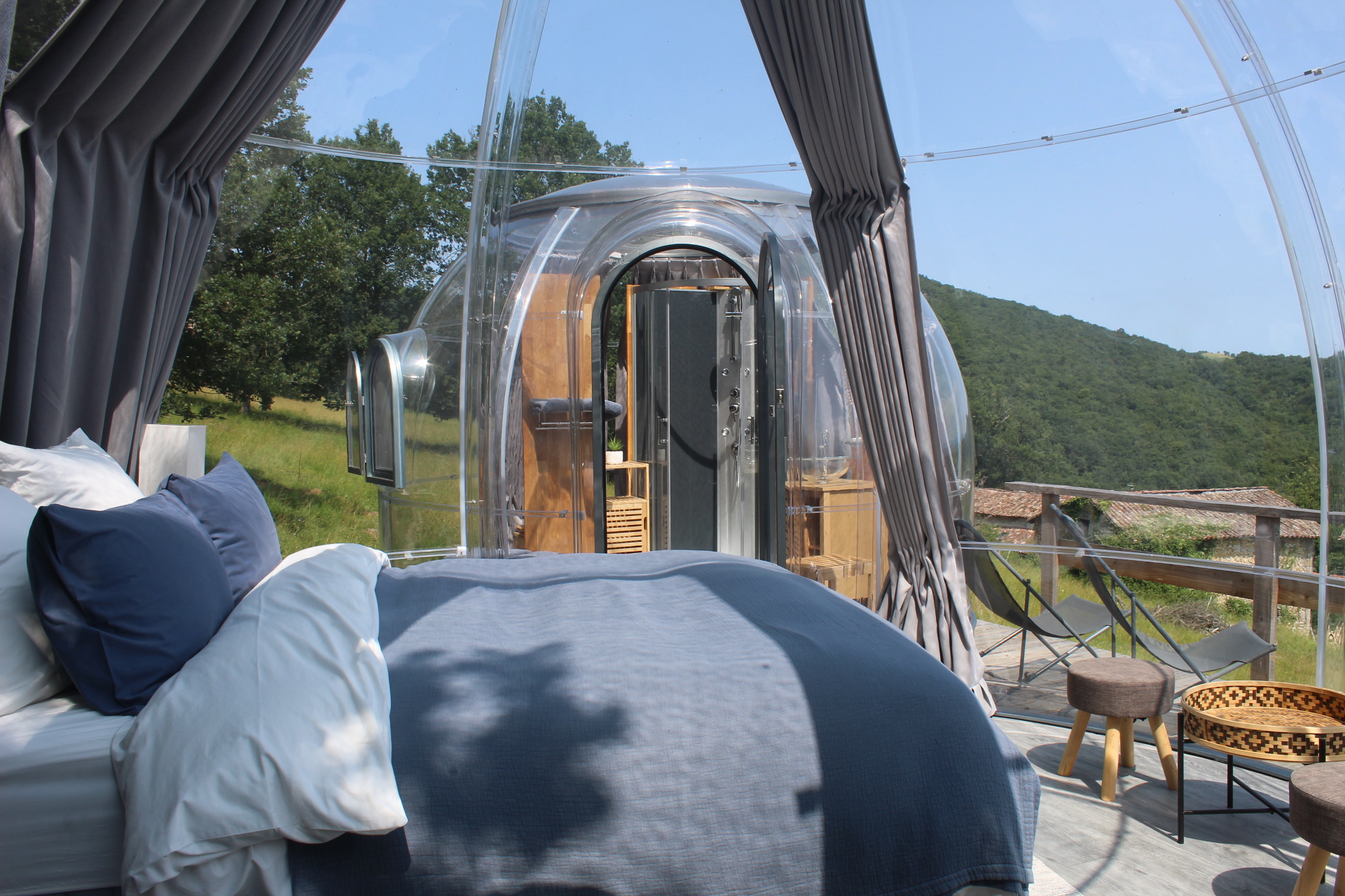Bulle face aux Pyrénées ! — Nuit insolite avec spa à Haute-Garonne à Toulouse — espace de vie