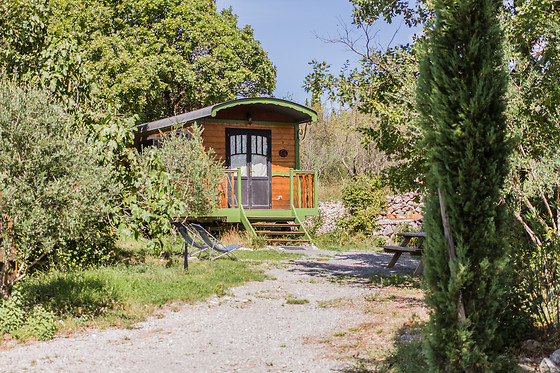 Roulotte gîte deluxe avec spa en option : une escapade sensorielle en Rhône-Alpes à Vogüé — détail architectural