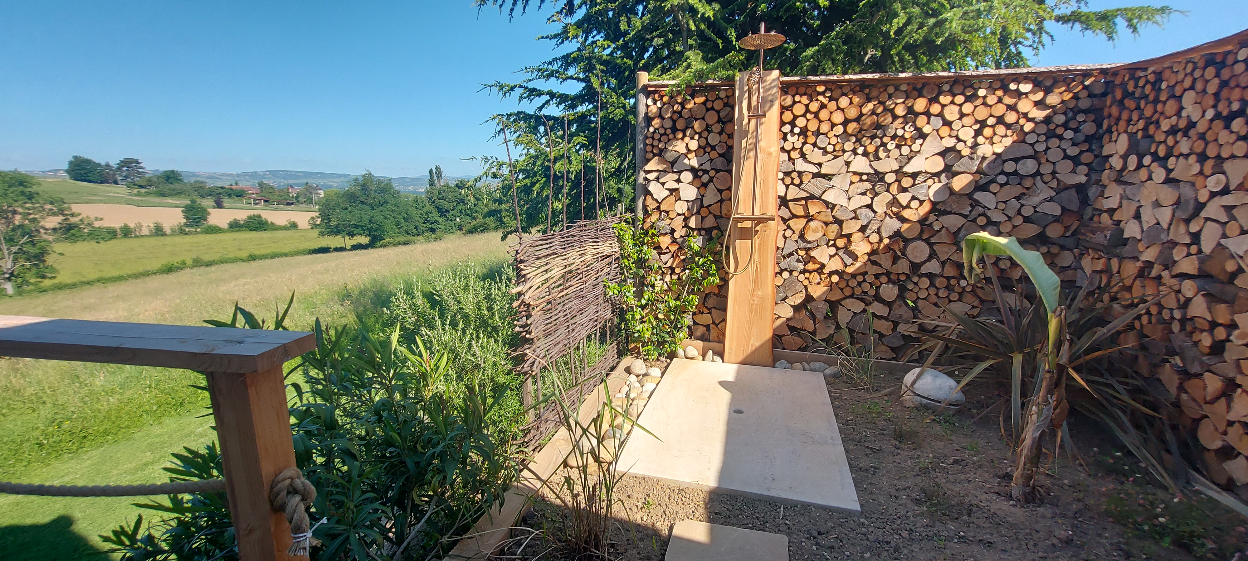 Wood & Spa — Cabane avec spa privatif à Chasselay (Rhône) à Chasselay — chambre