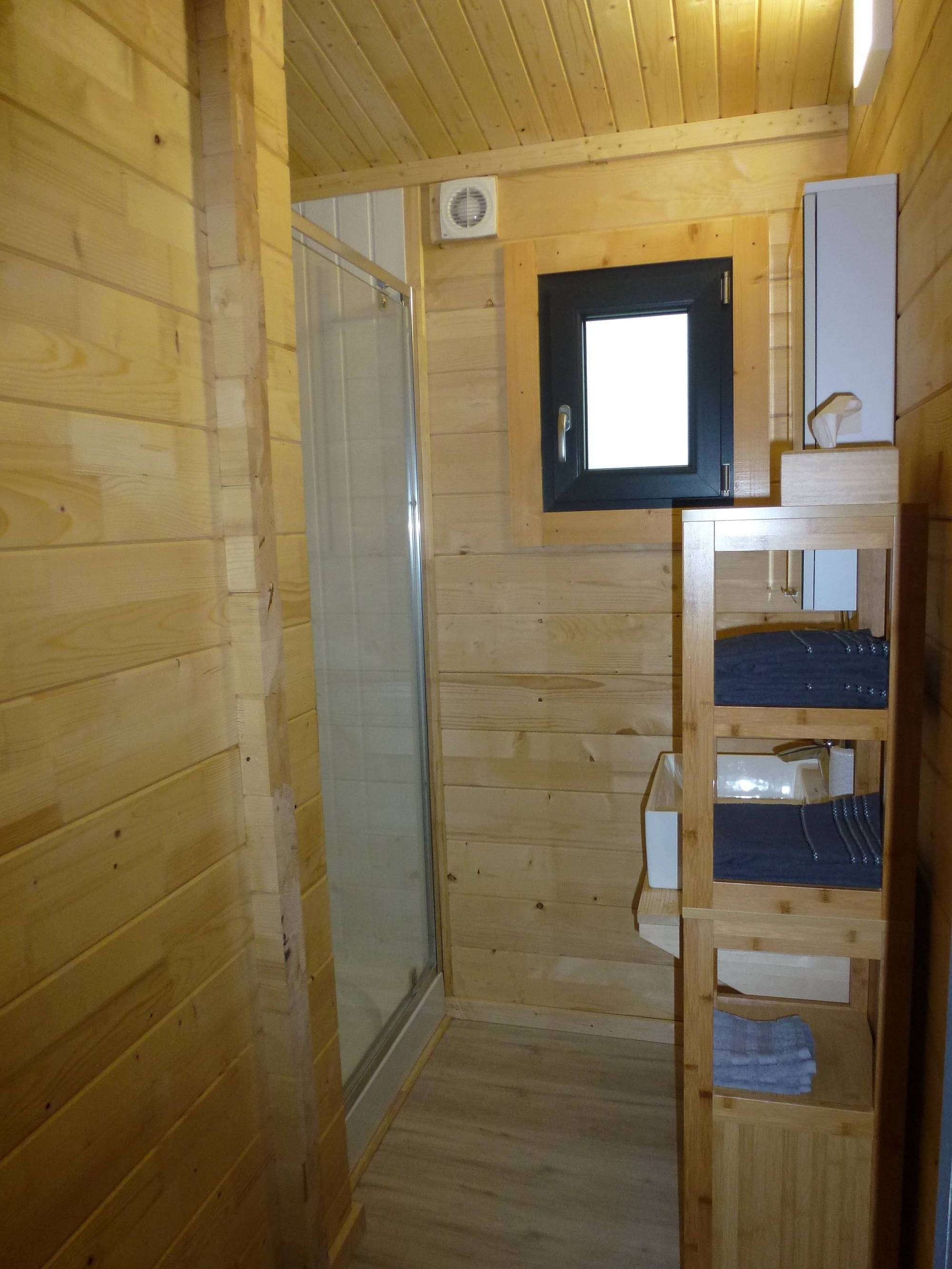 Une cabane insolite au cœur de la nature en Rhône-Alpes à Châteauneuf Sur Isère — cuisine