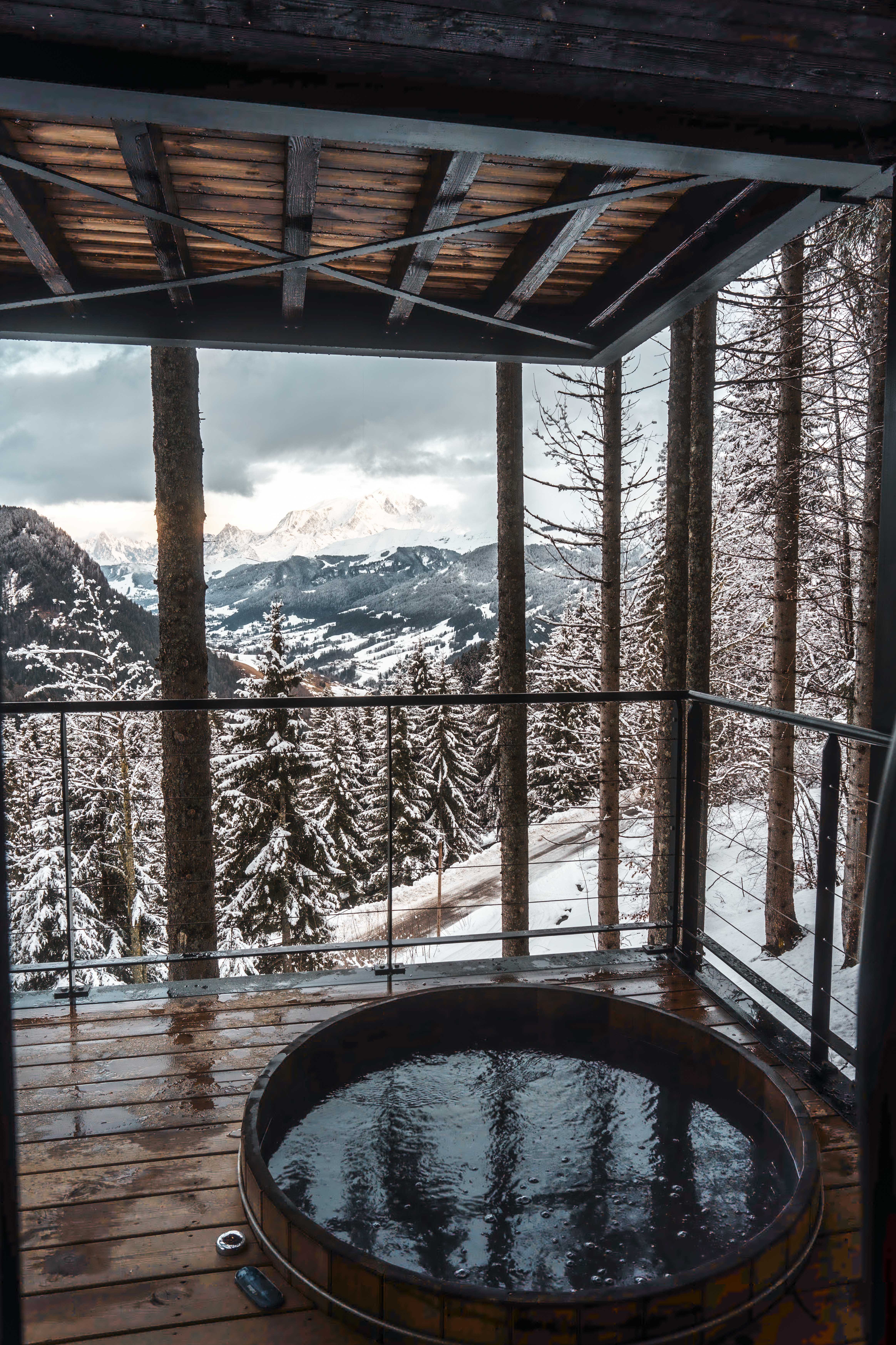 Cabane sur pilotis à la Belle Étoile avec spa privatif à Saint Nicolas La Chapelle — espace de vie