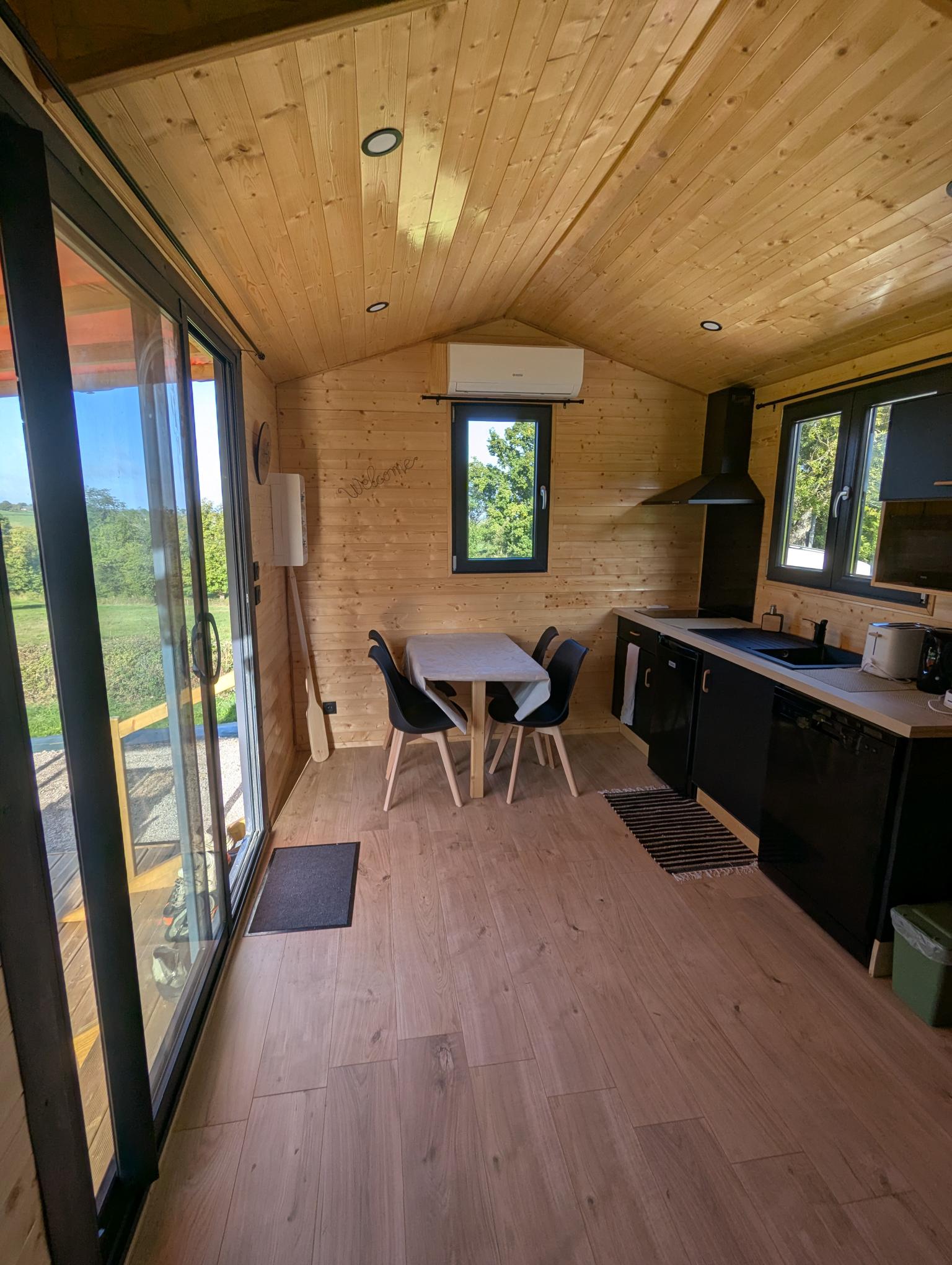 Tiny house du bois prié — Séjour avec spa à Allier à Le Theil — espace de vie