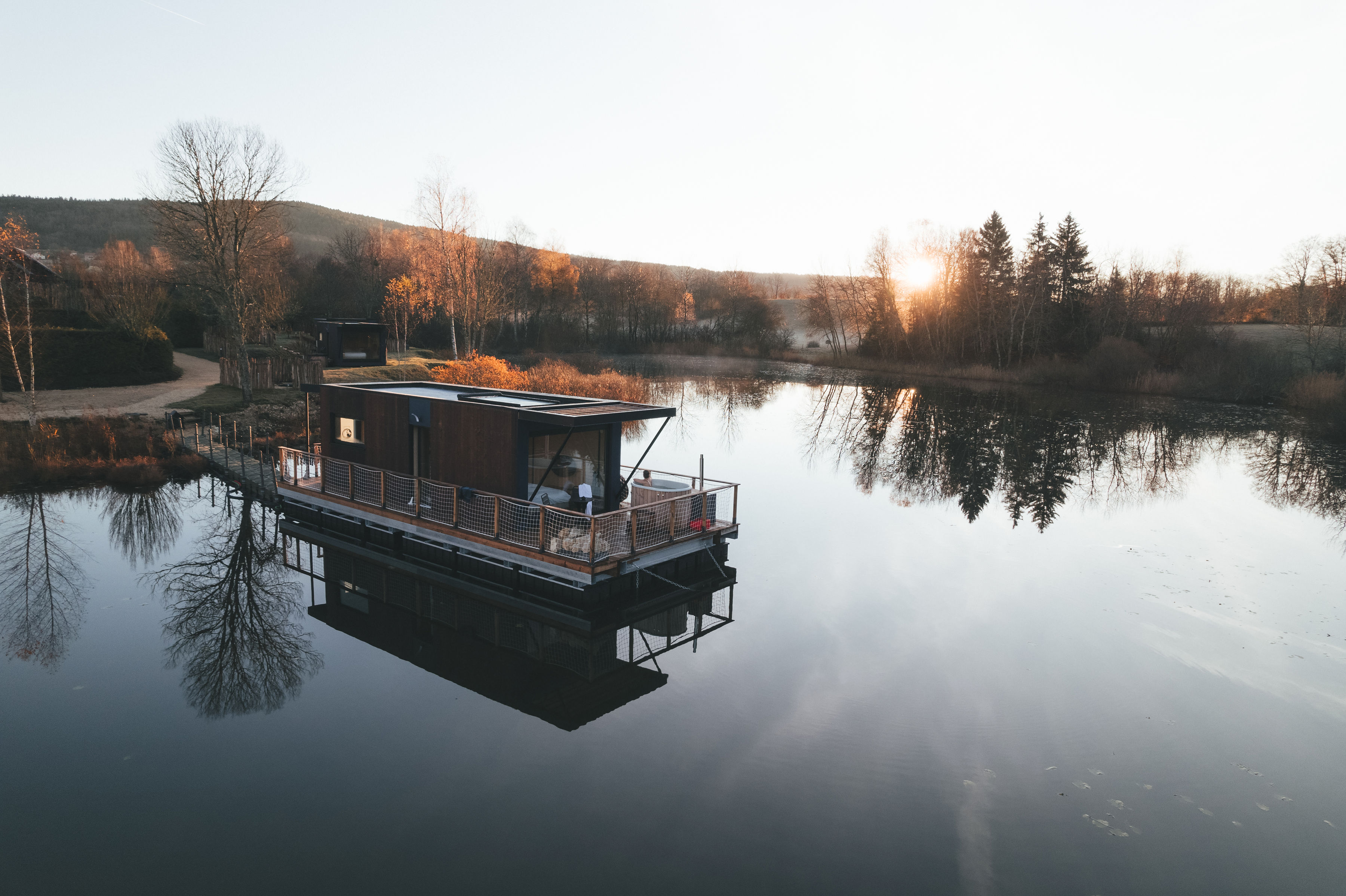 Un lodge sur l'eau avec spa privatif en Rhône-Alpes à Plateau D'hauteville — vue depuis la terrasse