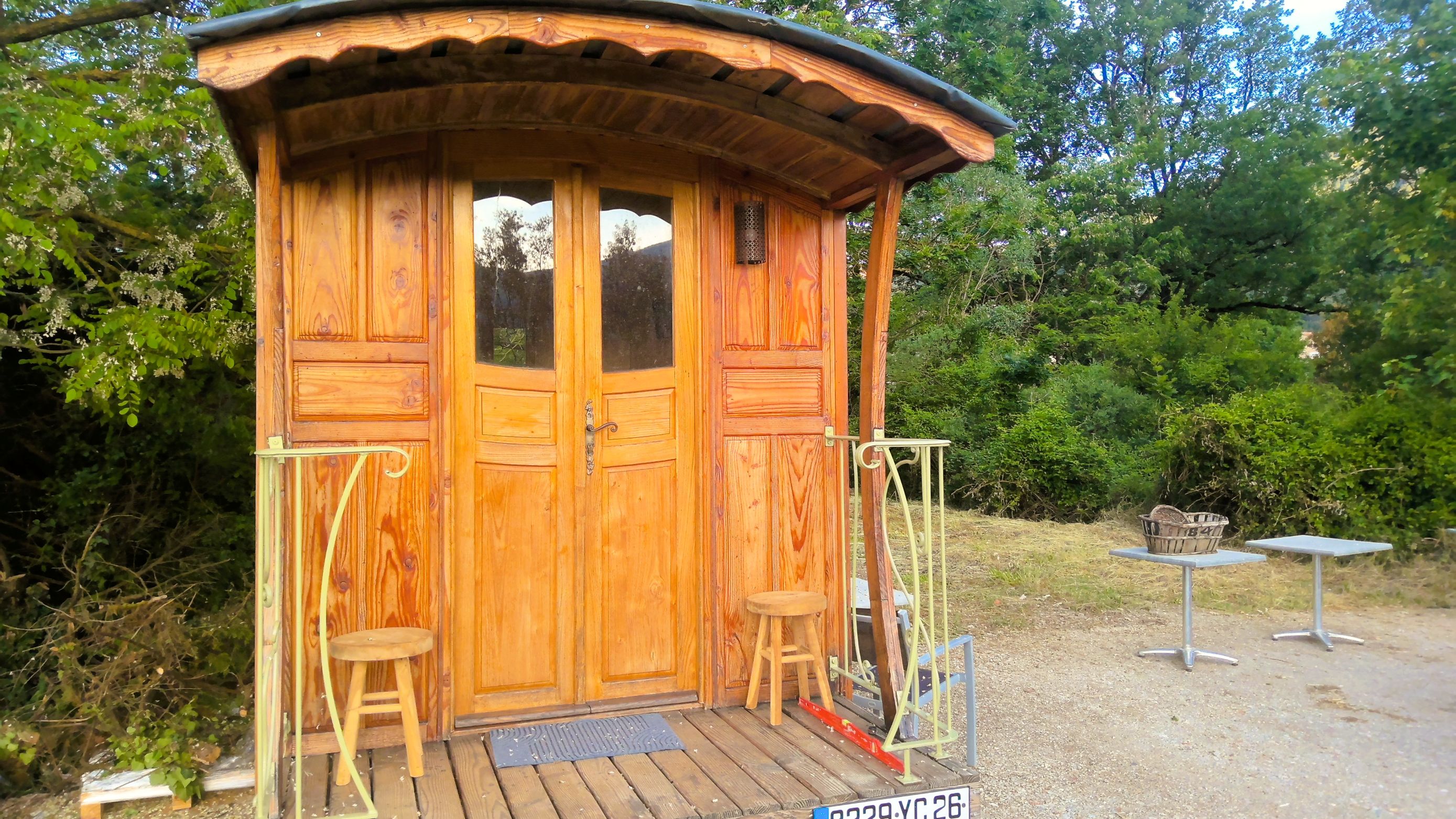 Roulotte face au Vercors — Séjour insolite avec terrasse à 2 pas de la Drôme à Loriol-sur-Drôme — cuisine