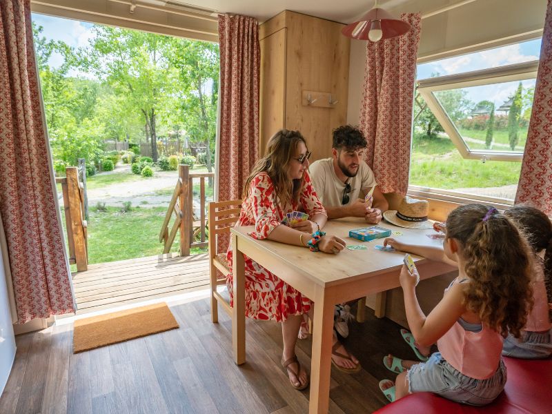 Roulotte d'Anglas — Séjour insolite avec spa à Hérault à Clermont-l'Hérault — espace de vie