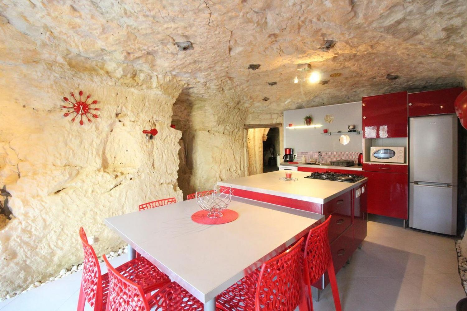 La Grotte Rouge : une maison troglodyte au cœur de la nature à Dénezé Sous Doué — cuisine