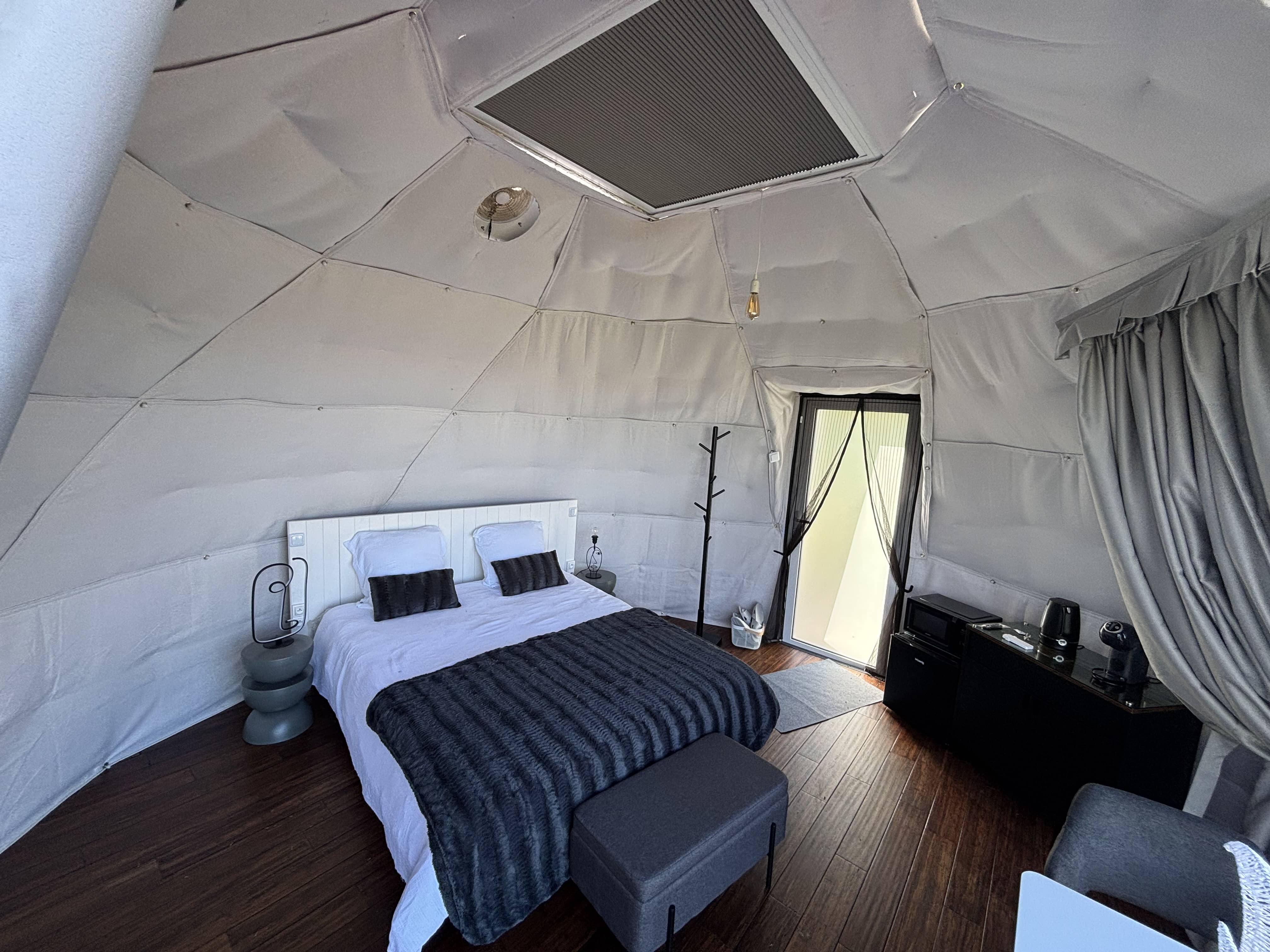 Dôme Ambre — Évasion romantique avec spa à Moselle à Ars-sur-Moselle — chambre