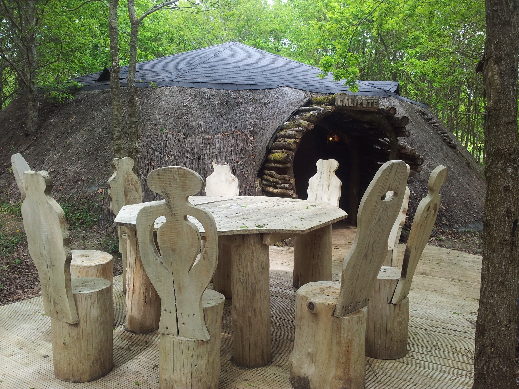 Évasion dans une cabane végétalisée : Maison des Farfadets à Dienne — vue intérieure